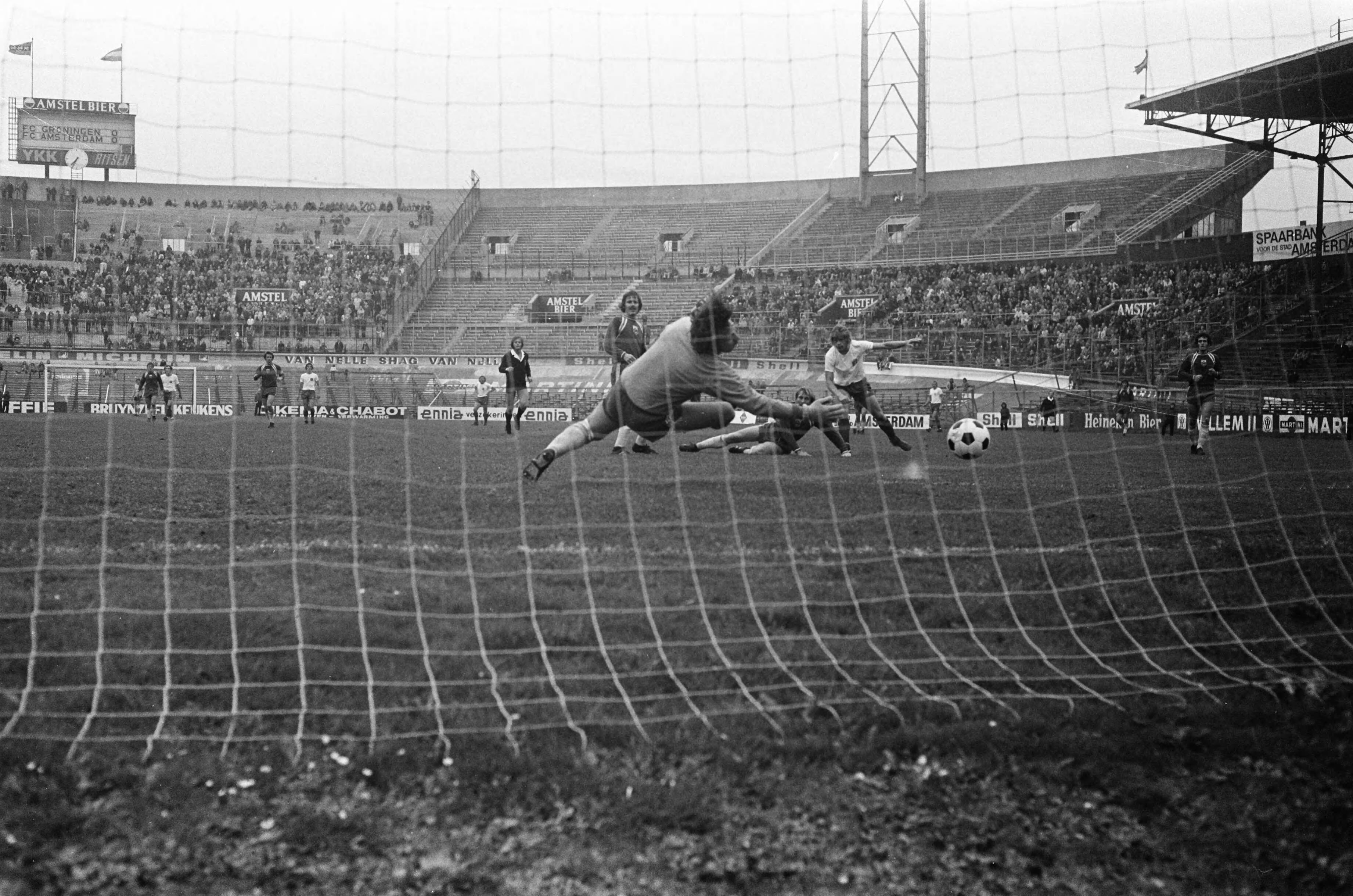 Fotocollectie Anefo — Amsterdam tegen Groningen 2-0, Nico Jansen (rechts) scoort 1-0 — Foto: Croes, Rob C. / Anefo. Licentie: Set B: Rechtenvrij / Publiek Domein. Bron: Nationaal Archief. http://hdl.handle.net/10648/ac3970d8-d0b4-102d-bcf8-003048976d84