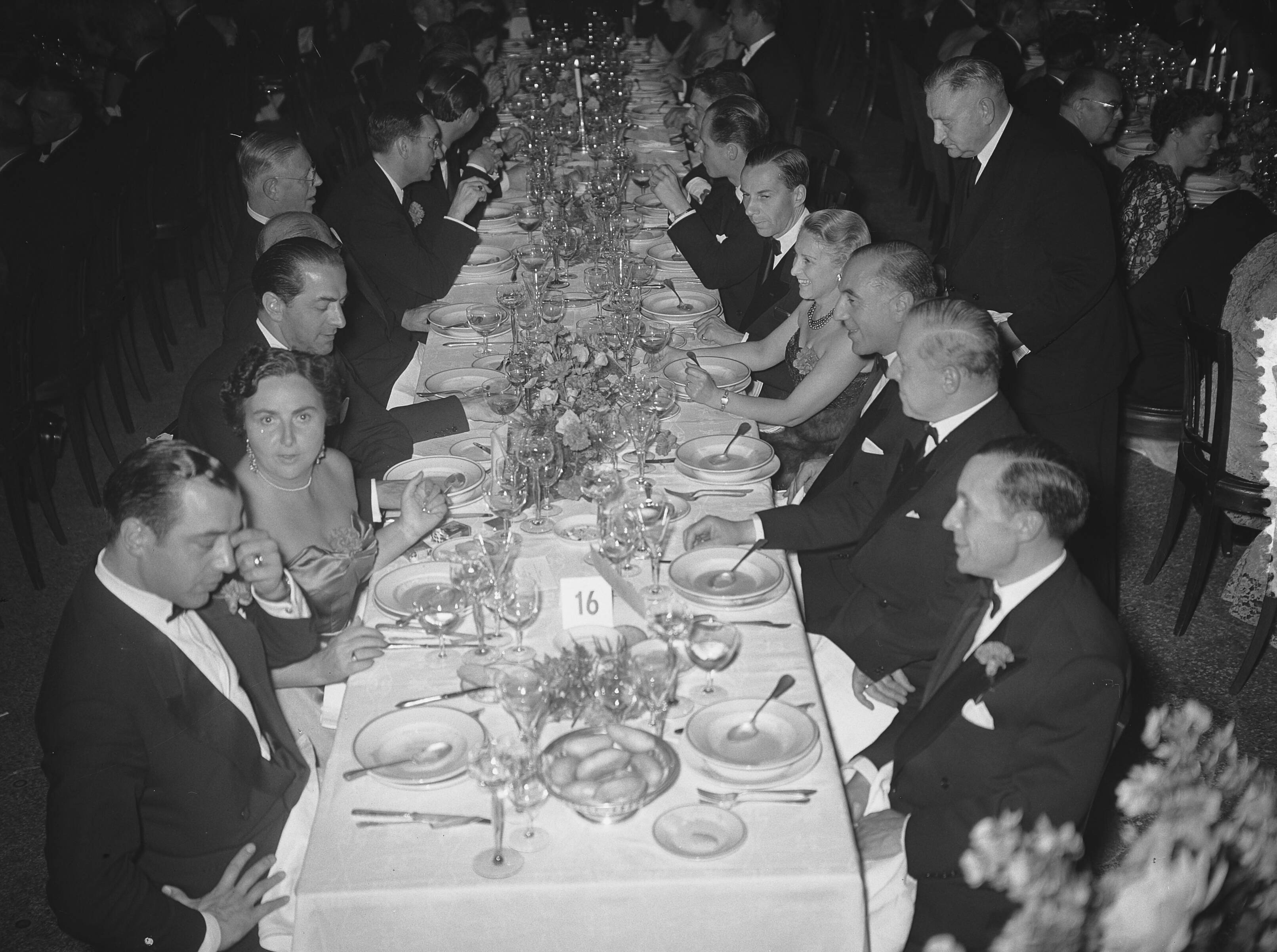 Fotocollectie Anefo — Congres zee-assuradeuren Den Haag, Banket — Foto: Bilsen, Joop van / Anefo. Licentie: Set B: Rechtenvrij / Publiek Domein. Bron: Nationaal Archief. http://hdl.handle.net/10648/a9295570-d0b4-102d-bcf8-003048976d84