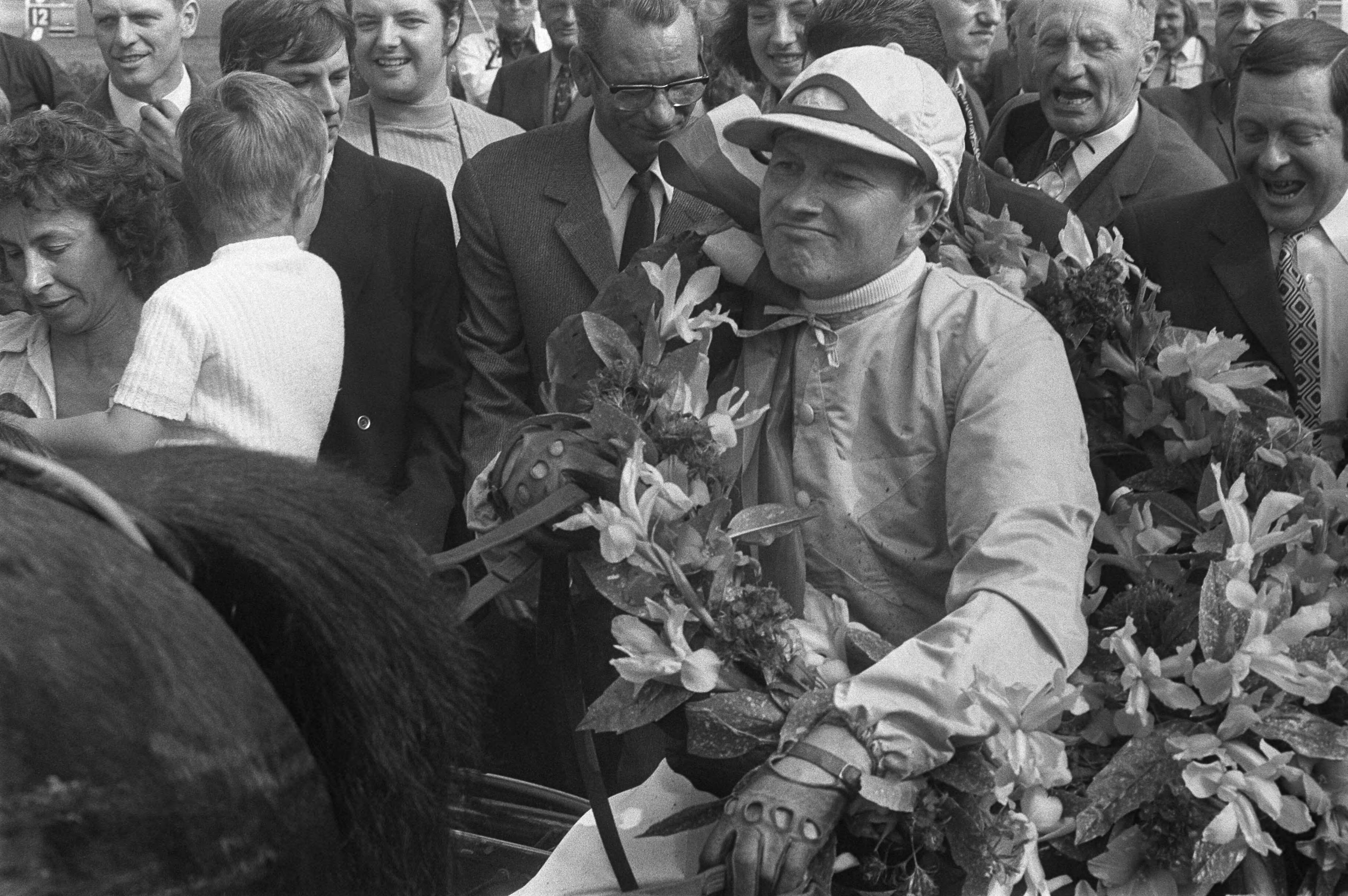 Fotocollectie Anefo — Jockey George Desoete tijdens de ereronde na de behaalde overwinning (renpaard Fideel deels in beeld) — Foto: Verhoeff, Bert / Anefo. Licentie: Set B: Rechtenvrij / Publiek Domein. Bron: Nationaal Archief. http://hdl.handle.net/10648/abeda5ea-d0b4-102d-bcf8-003048976d84