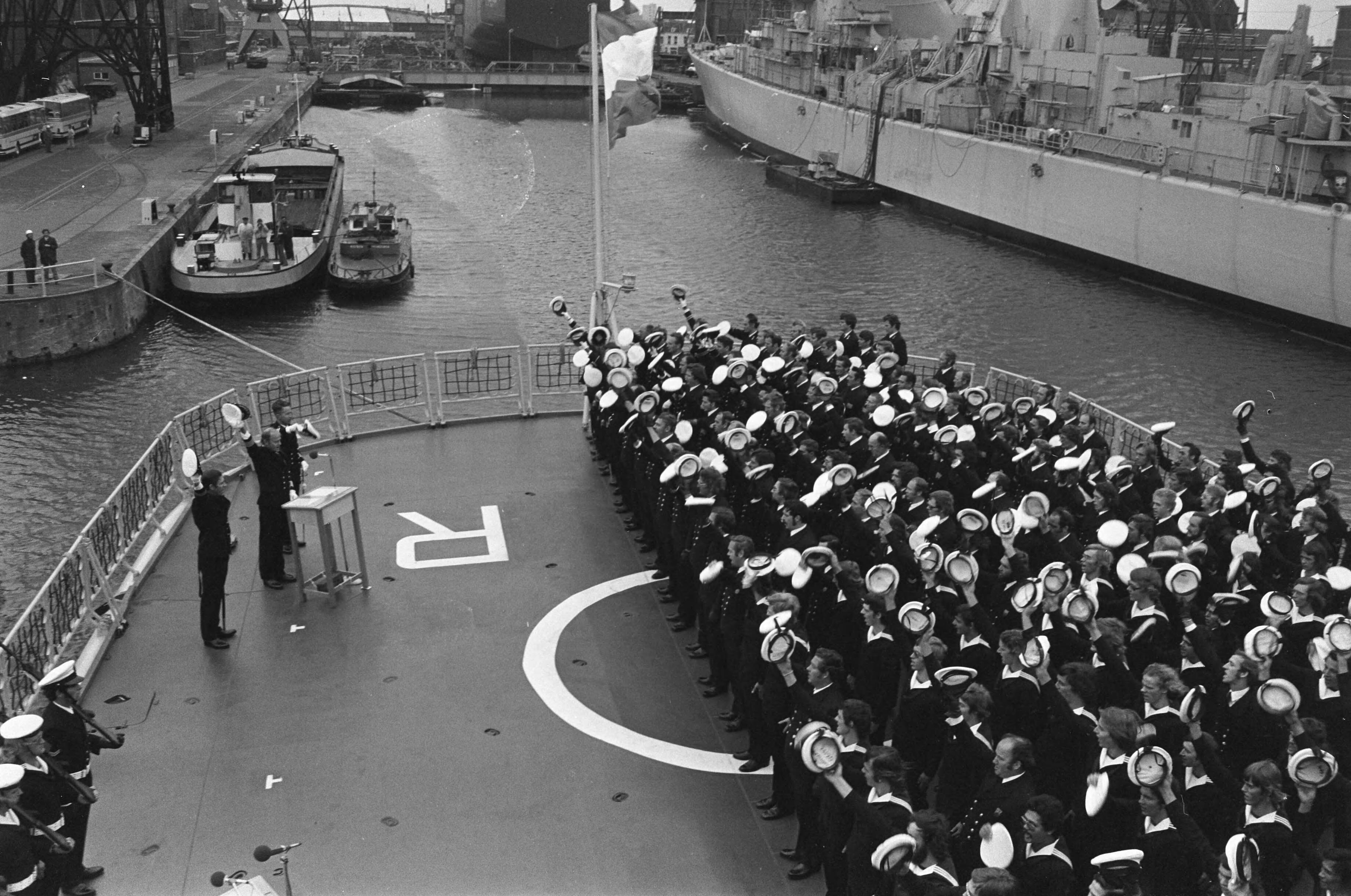 Fotocollectie Anefo — Overdracht fregat Tromp in Vlissingen; na de overdracht "Hoezee voor koningin Juliana " (overzicht) — Foto: Bogaerts, Rob / Anefo. Licentie: Set B: Rechtenvrij / Publiek Domein. Bron: Nationaal Archief. http://hdl.handle.net/10648/ac7376ac-d0b4-102d-bcf8-003048976d84