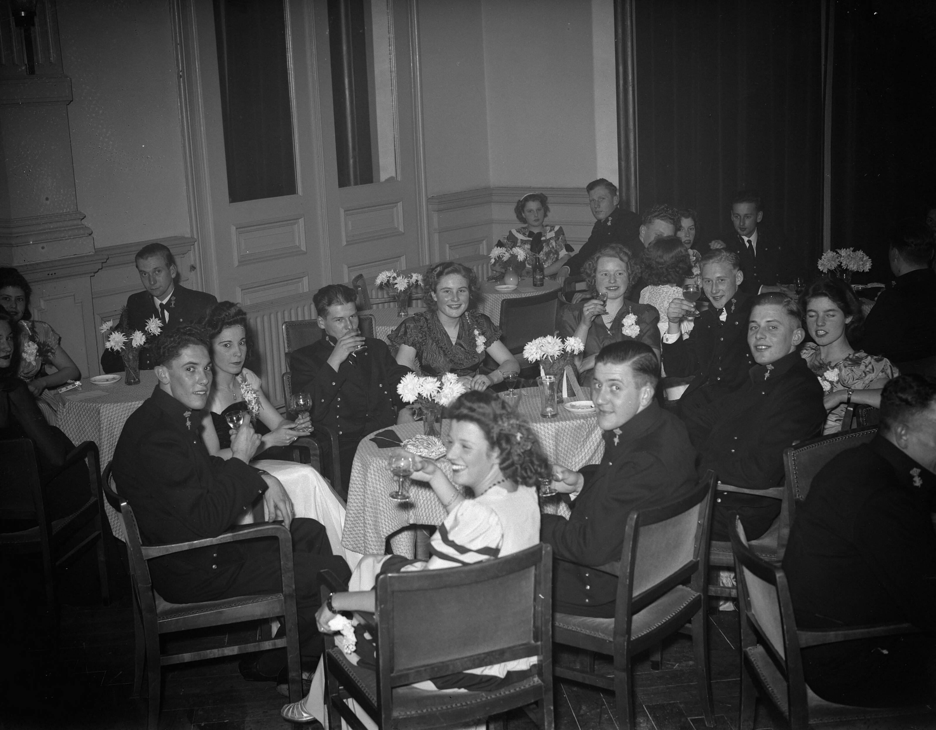 Fotocollectie Anefo — Bal adelborsten Kurhaus Scheveningen @ — Foto: Merk, Ben / Anefo. Licentie: Set B: Rechtenvrij / Publiek Domein. Bron: Nationaal Archief. http://hdl.handle.net/10648/a8c16c94-d0b4-102d-bcf8-003048976d84