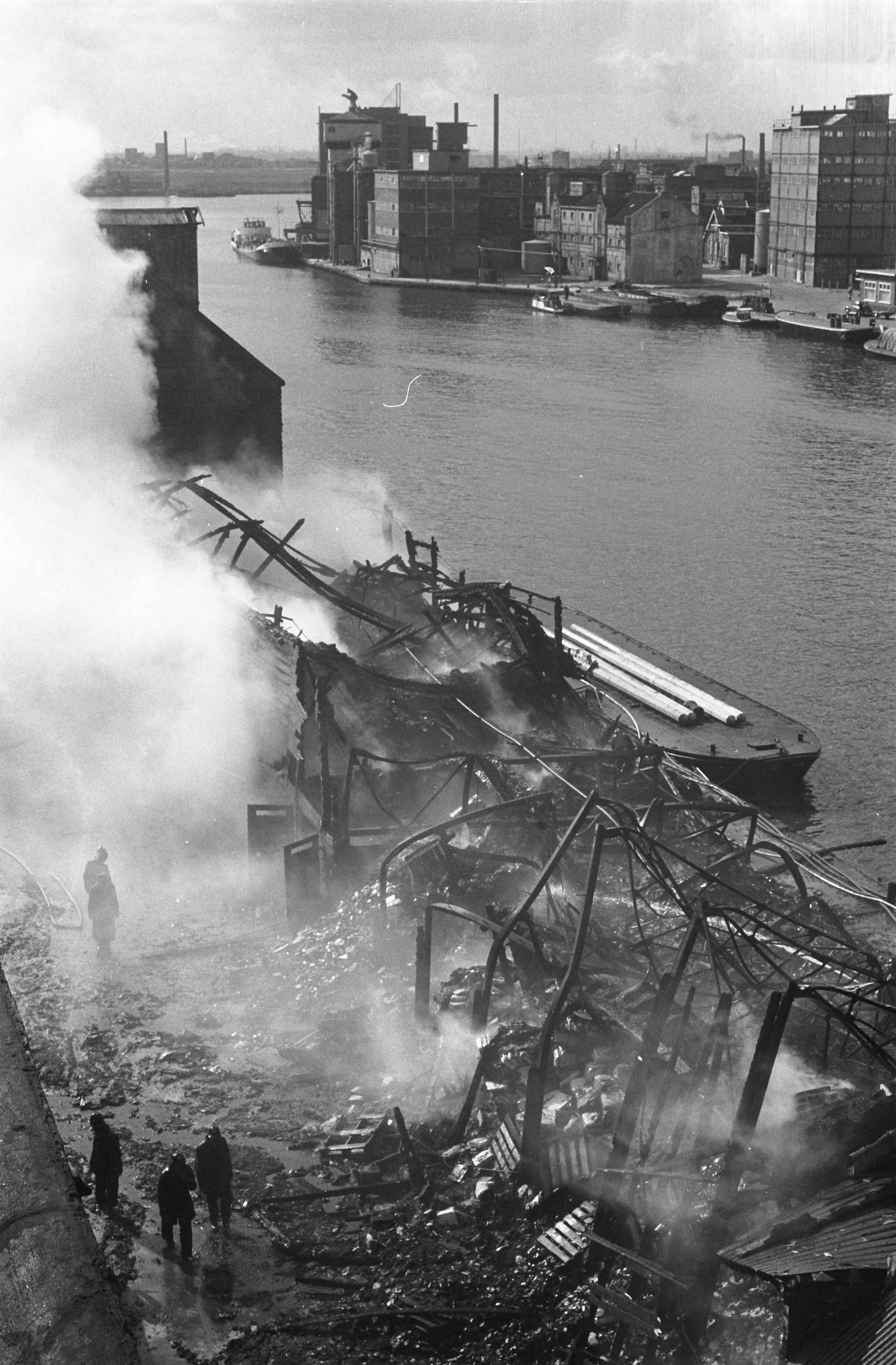 Fotocollectie Anefo — Brand in Wormerveer. Blussingswerkzaamheden — Foto: Pot, Harry / Anefo. Licentie: Set B: Rechtenvrij / Publiek Domein. Bron: Nationaal Archief. http://hdl.handle.net/10648/a9de7a2c-d0b4-102d-bcf8-003048976d84
