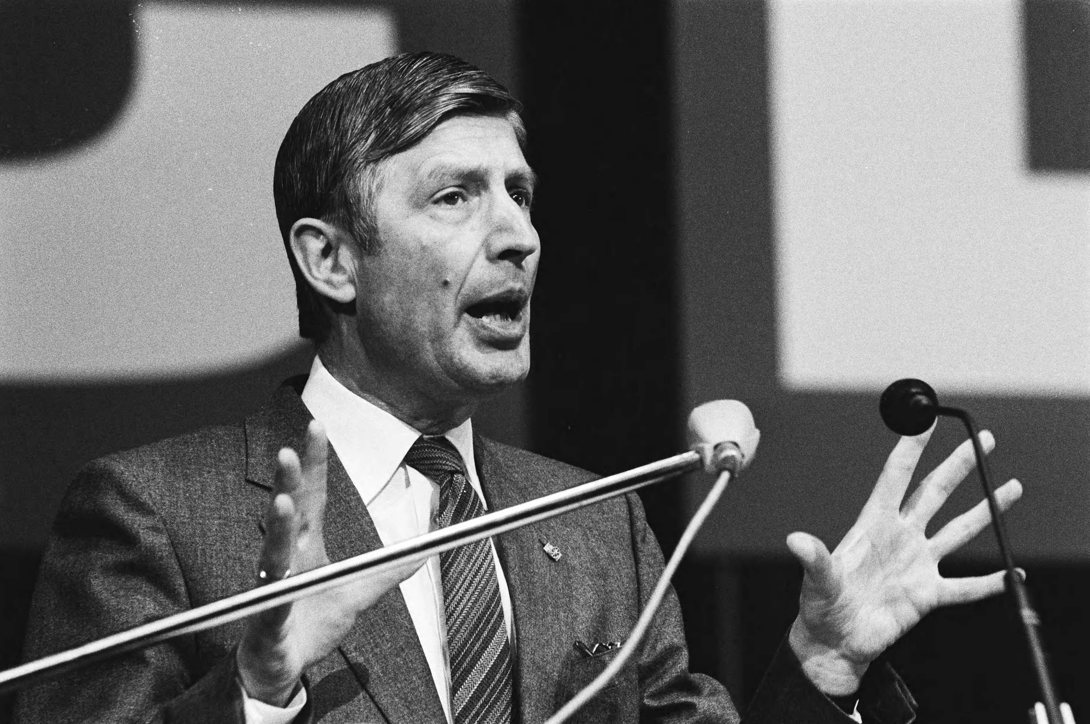 Fotocollectie Anefo — CDA-bijeenkomst in Jaarbeurs congrescentrum te Utrecht, begin verkiezingscampagne, Premier Van Agt tijdens zijn toespraak — Foto: Dijk, Hans van / Anefo. Licentie: Set B: Rechtenvrij / Publiek Domein. Bron: Nationaal Archief. http://hdl.handle.net/10648/acf94be2-d0b4-102d-bcf8-003048976d84