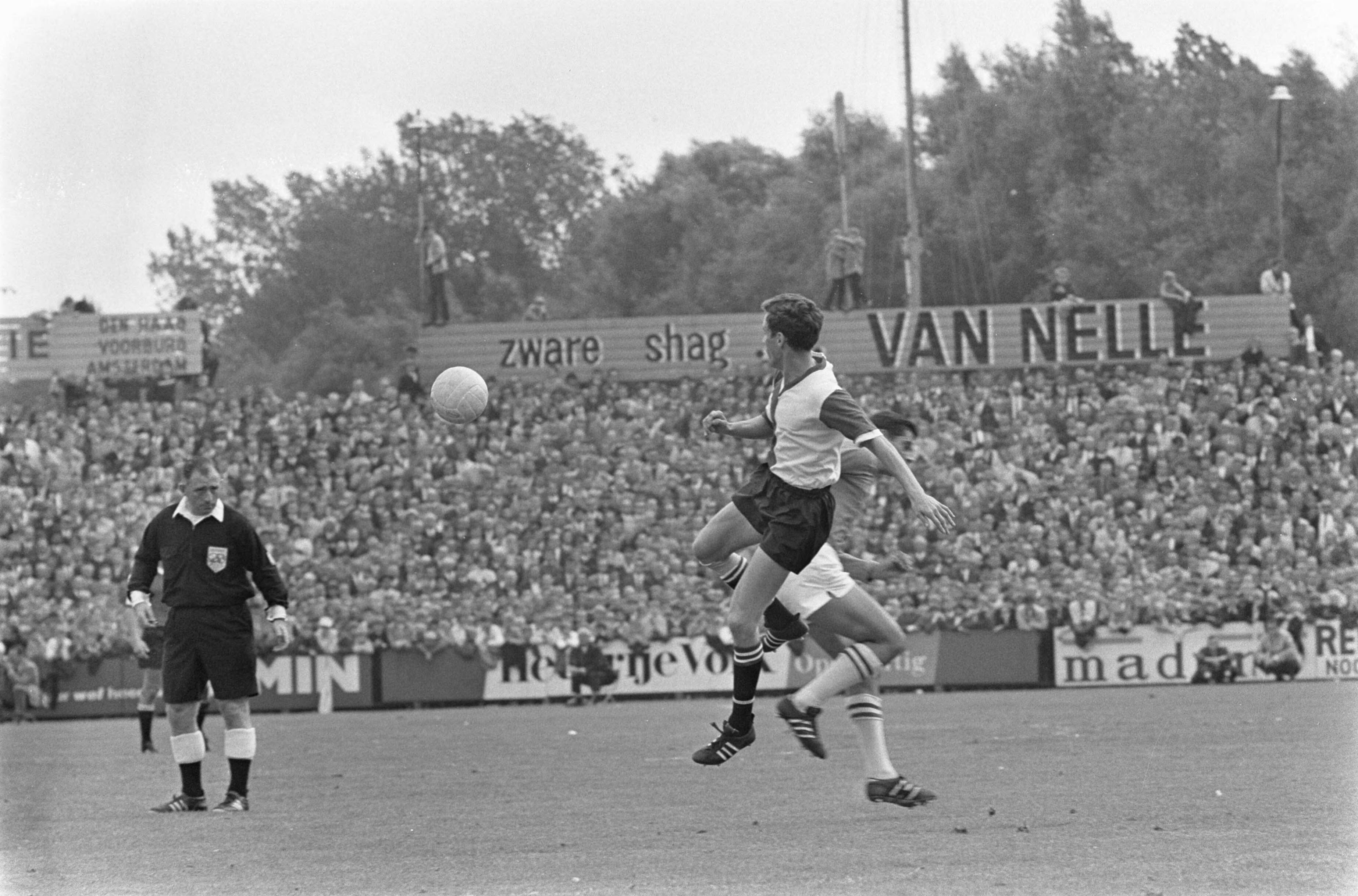 ADO-Feyenoord: 2-3 — spelmoment — Foto: Fotograaf Onbekend / Anefo. Licentie: Set B: Rechtenvrij / Publiek Domein. Bron: Nationaal Archief. http://hdl.handle.net/10648/ab4e78f8-d0b4-102d-bcf8-003048976d84