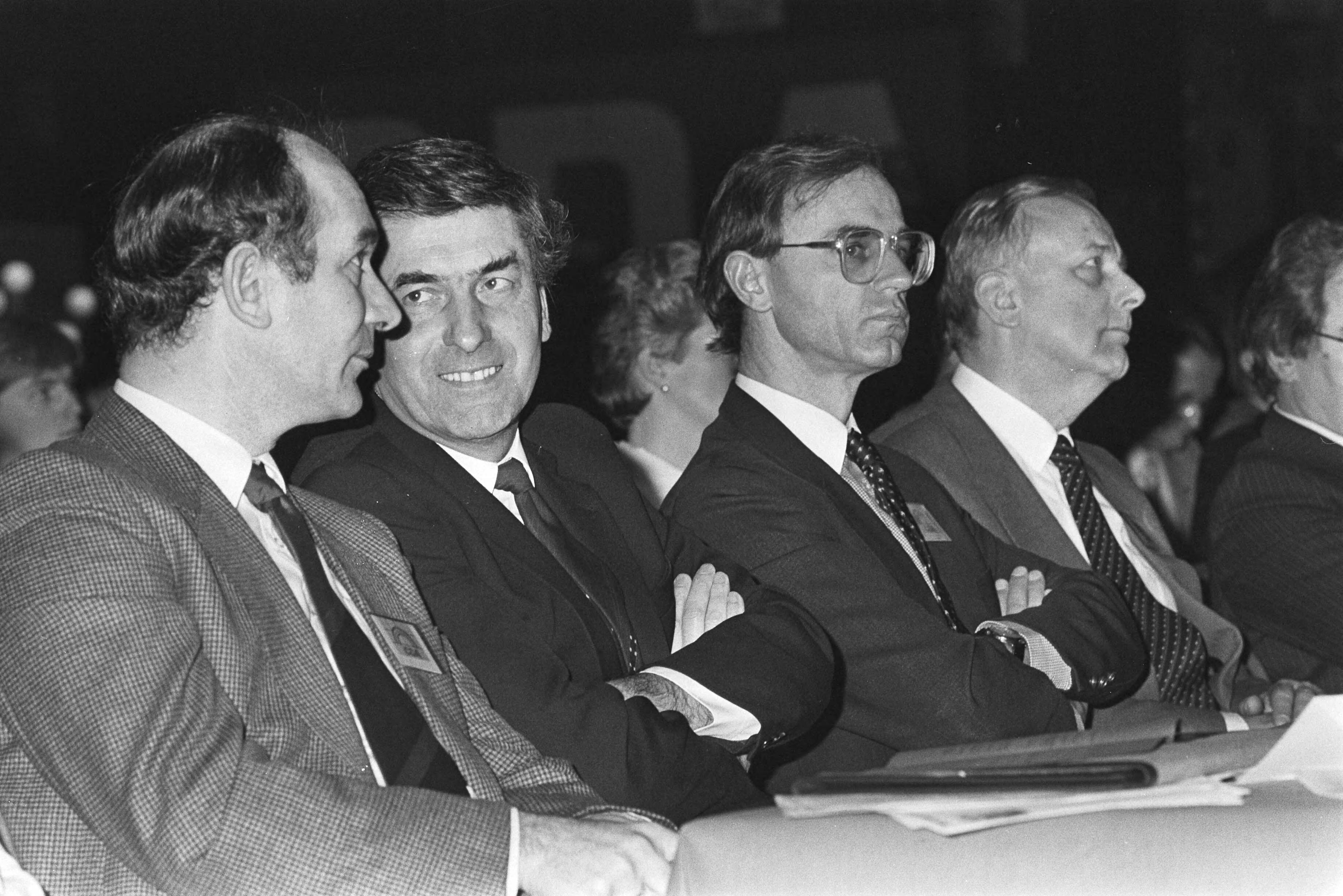 Fotocollectie Anefo — CDA-congres over Europese verkiezingen (Breda); B. de Bries (fractievoorz.), premier Lubbers, minister Ruding en Steenkamp — Foto: Bogaerts, Rob / Anefo. Licentie: Set B: Rechtenvrij / Publiek Domein. Bron: Nationaal Archief. http://hdl.handle.net/10648/ad3486e4-d0b4-102d-bcf8-003048976d84