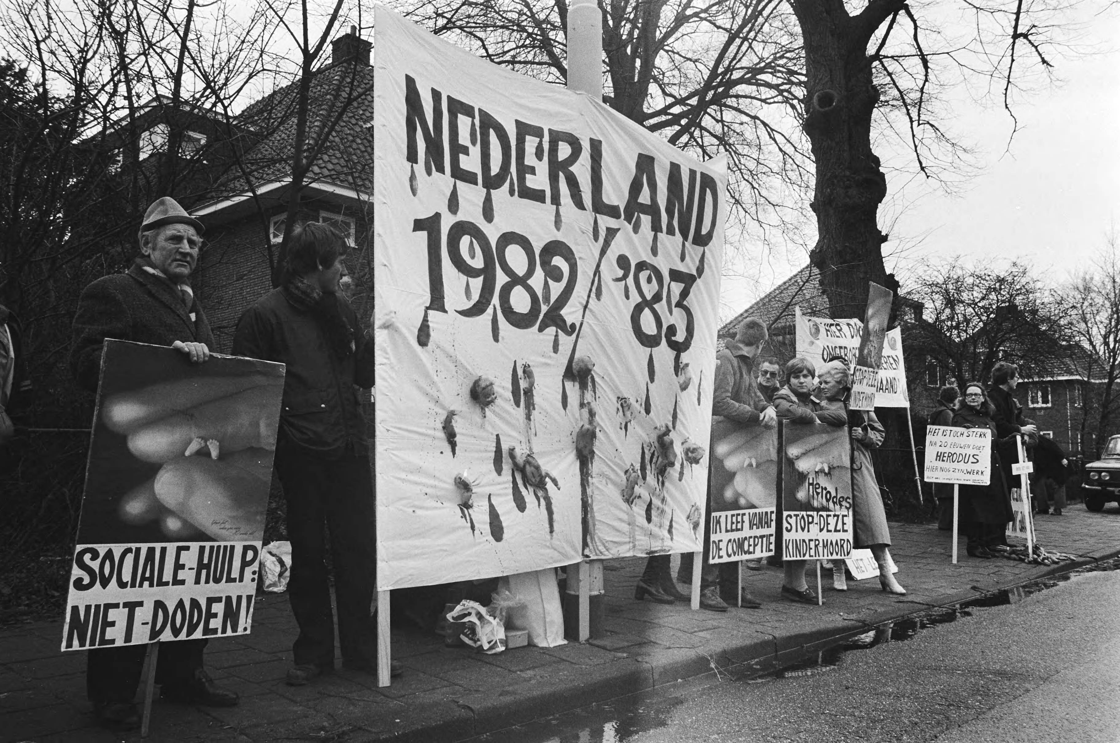 Tegenstanders van abortus demonstreren voor de Bloemenhove-kliniek in Heemstede onder het motto "Ter nagedachtenis aan de kindermoord van Herodes" — Spandoeken voor de kliniek — Foto: Croes, Rob C. / Anefo. Licentie: Set B: Rechtenvrij / Publiek Domein. Bron: Nationaal Archief. http://hdl.handle.net/10648/ad2389d4-d0b4-102d-bcf8-003048976d84
