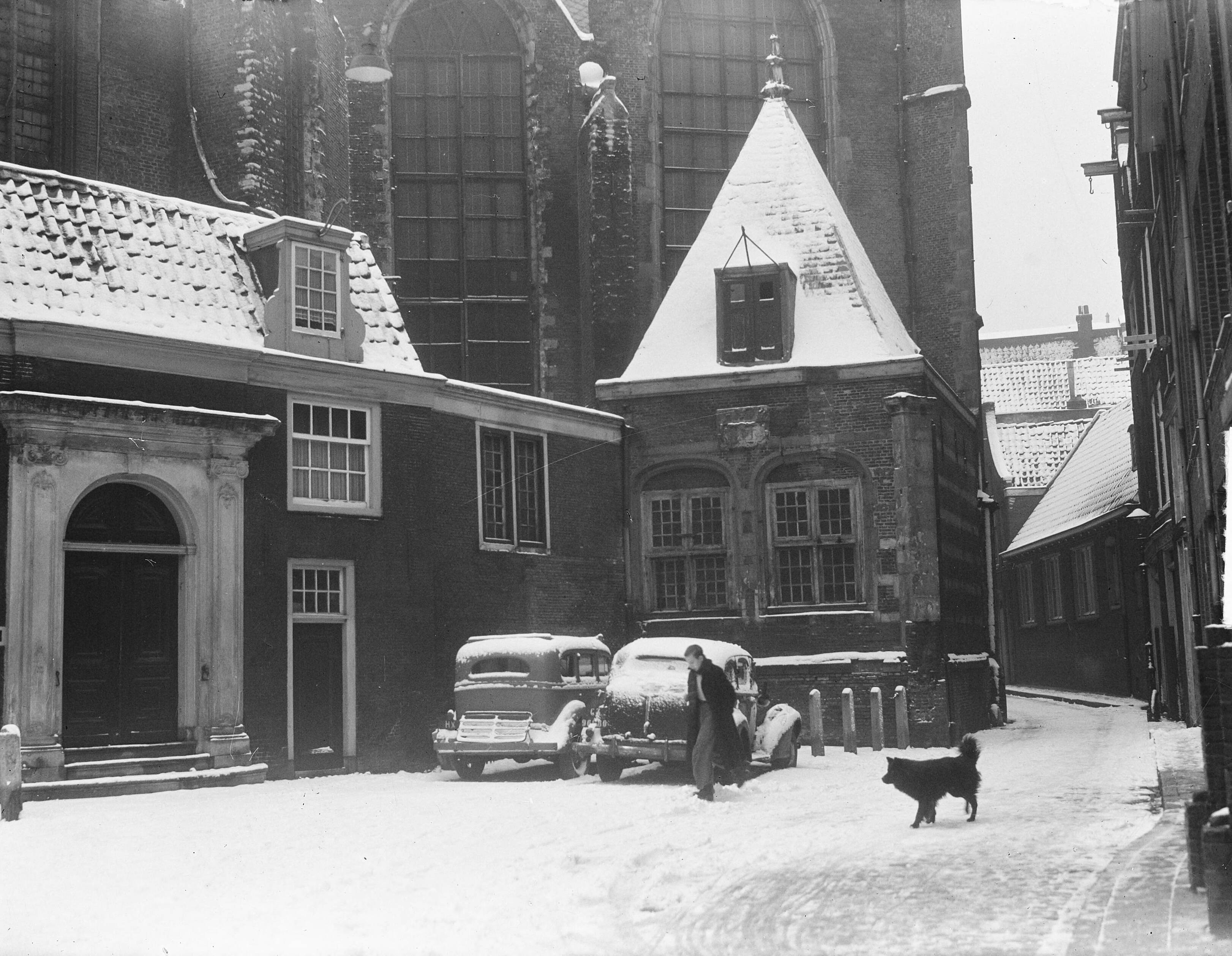 Sneeuw te Amsterdam — Sneeuw te Amsterdam. Oudekerksplein — Foto: Vogel, Carel L. de / Anefo. Licentie: Set B: Rechtenvrij / Publiek Domein. Bron: Nationaal Archief. http://hdl.handle.net/10648/a8e3c226-d0b4-102d-bcf8-003048976d84