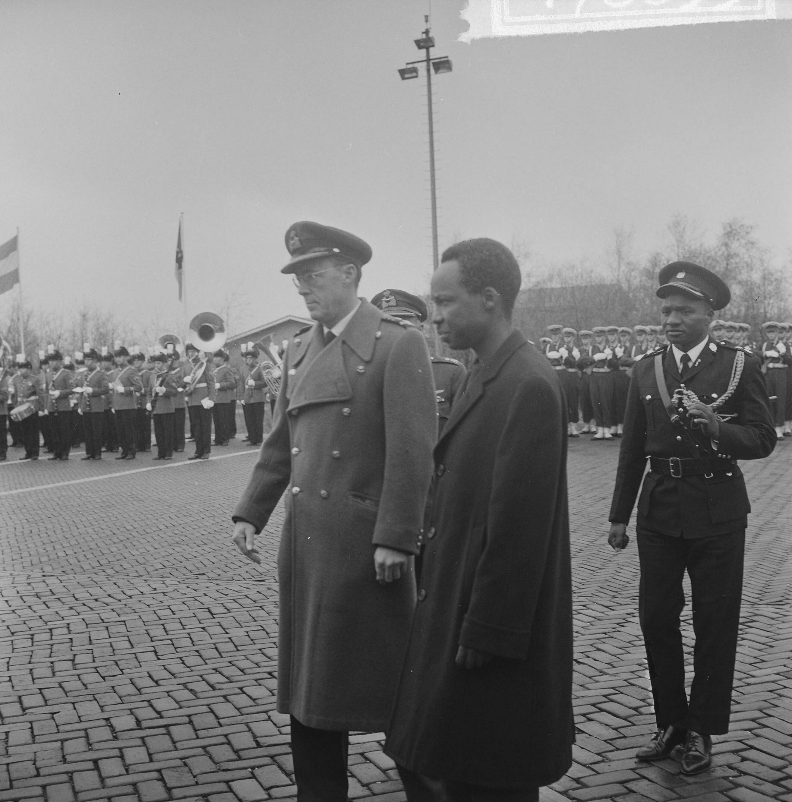 Staatsbezoek van president Julius Nyerere van Tanzania aan Nederland — Staatsbezoek president Nyerere van Tanzania, vliegveld Soesterber, inspectie erewacht met prins Bernhard — Foto: Koch, Eric / Anefo. Licentie: Set B: Rechtenvrij / Publiek Domein. Bron: Nationaal Archief. http://hdl.handle.net/10648/aaa12f40-d0b4-102d-bcf8-003048976d84