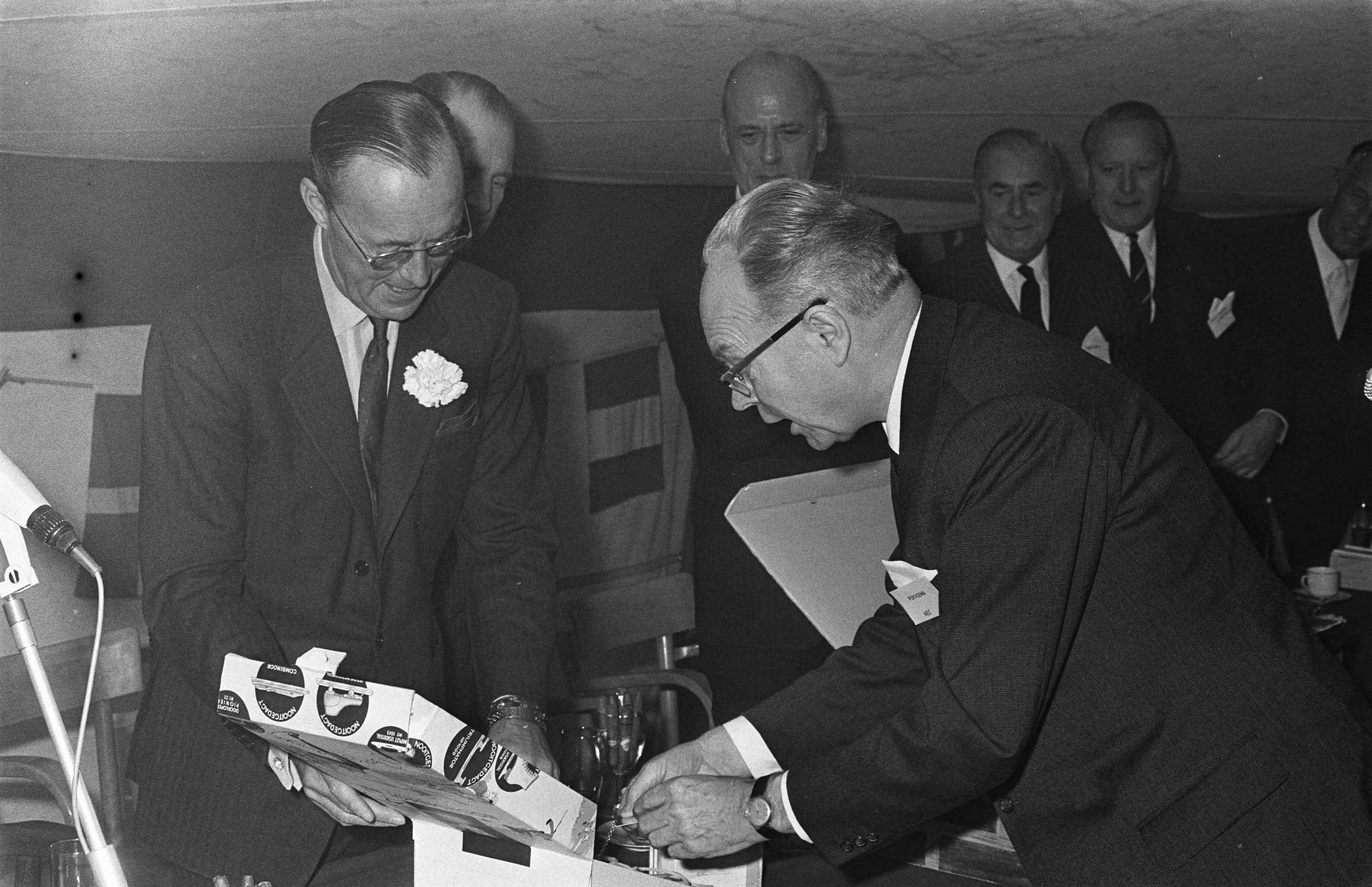 Fotocollectie Anefo — Prins Bernhard opende "Neclenburgh" drive-in voor Exportvoorlichting te Soest — Foto: Kroon, Ron / Anefo. Licentie: Set B: Rechtenvrij / Publiek Domein. Bron: Nationaal Archief. http://hdl.handle.net/10648/ab557fc2-d0b4-102d-bcf8-003048976d84