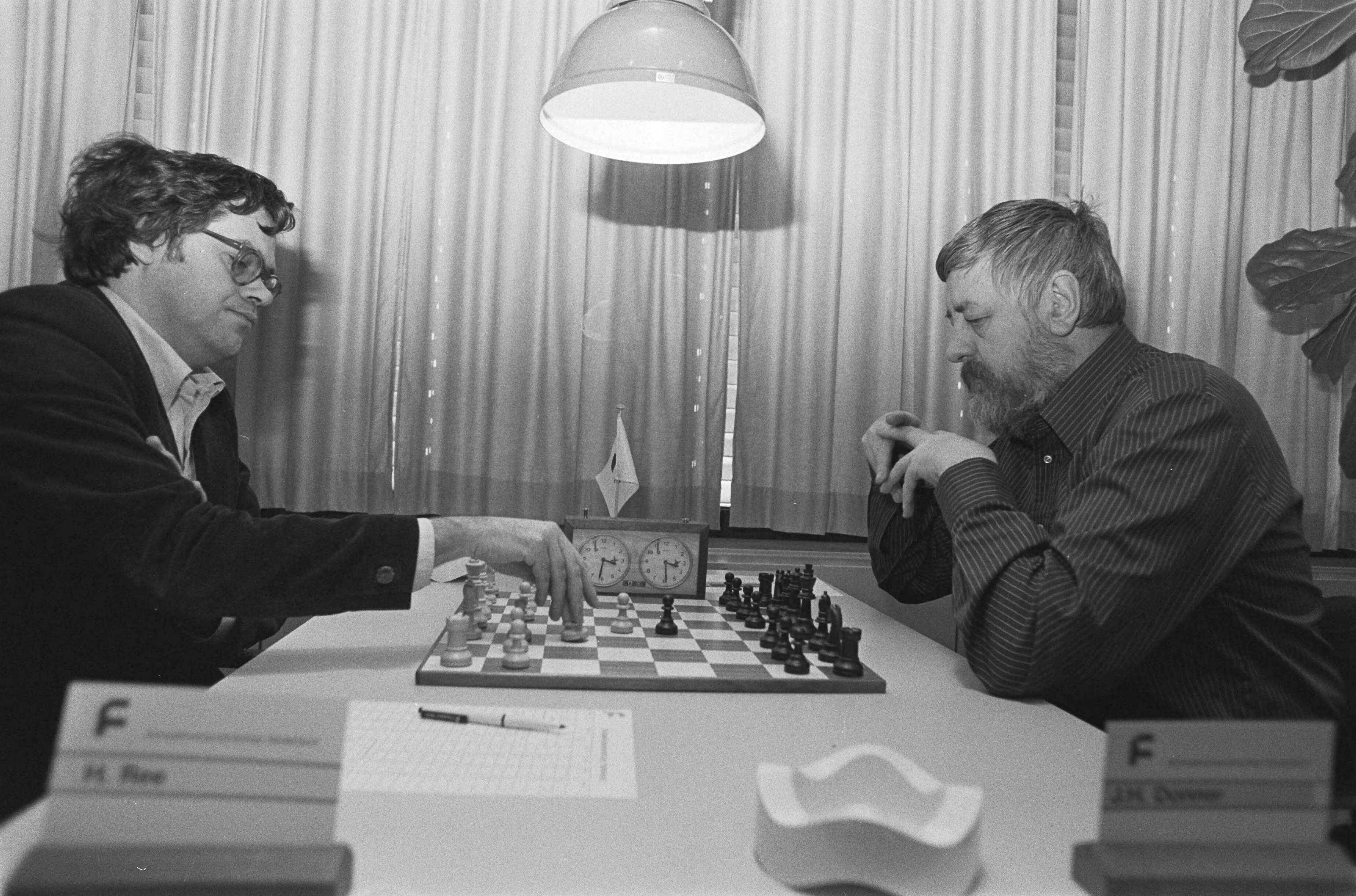 Nederlandse kampioenschappen schaken in Leeuwarden — Hans Ree (links) in de partij tegen tegen Jan Hein Donner — Foto: Croes, Rob C. / Anefo. Licentie: Set B: Rechtenvrij / Publiek Domein. Bron: Nationaal Archief. http://hdl.handle.net/10648/acc5be3a-d0b4-102d-bcf8-003048976d84