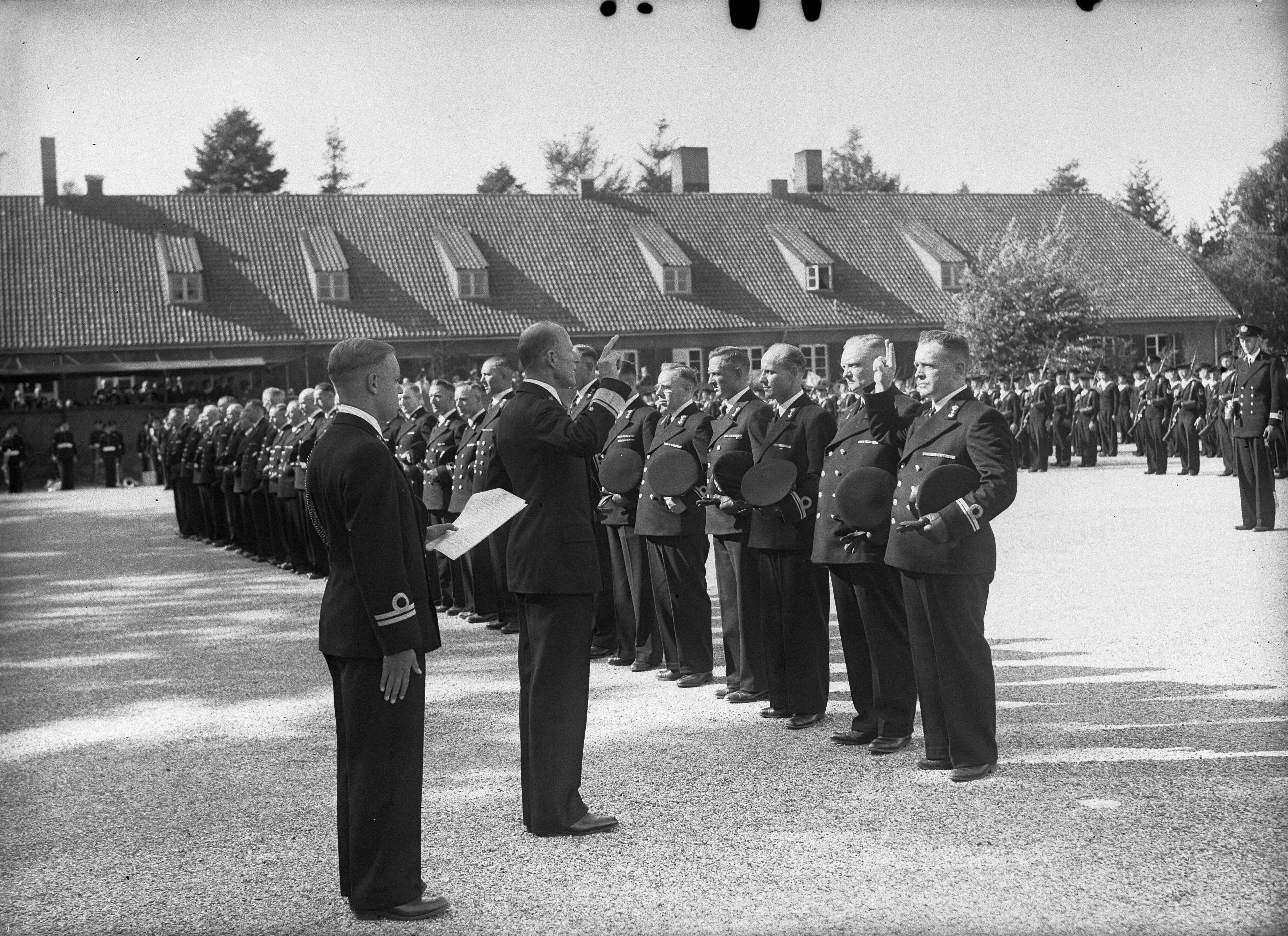Fotocollectie Anefo — Beëdiging van 29 marine-officieren op het Marine Opleidingskamp te Hilversum. De Commandant der Marine Schout-bij-nacht J.L.L. Willinge neemt de eed af — Foto: Sagers, Harry / Anefo. Licentie: Set B: Rechtenvrij / Publiek Domein. Bron: Nationaal Archief. http://hdl.handle.net/10648/a8ac9332-d0b4-102d-bcf8-003048976d84