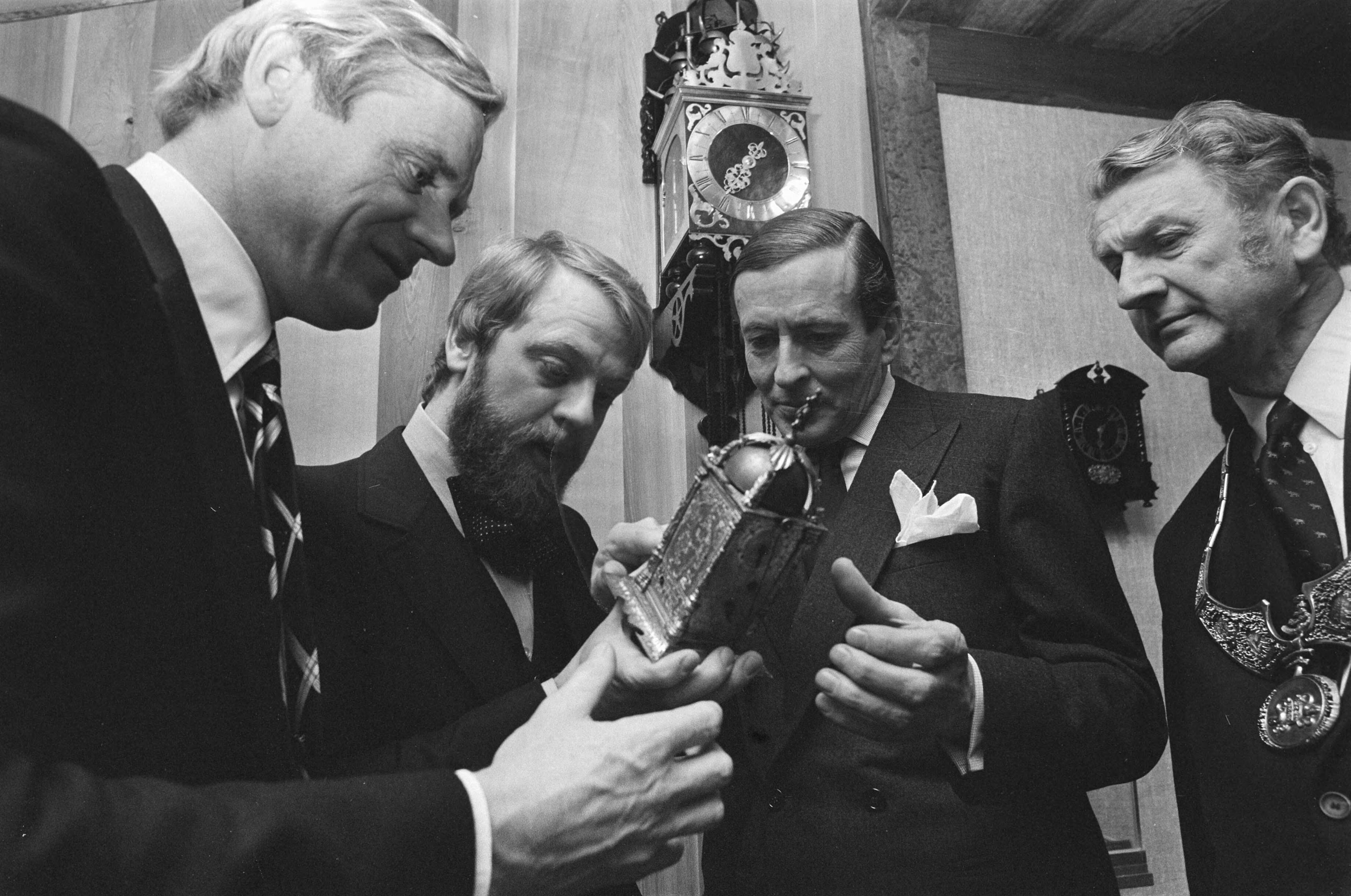 Fotocollectie Anefo — Prins Claus opent Zaans Uurwerkmuseum in Zaanstad; Prins Claus in uurwerkmuseum — Foto: Mieremet, Rob / Anefo. Licentie: Set B: Rechtenvrij / Publiek Domein. Bron: Nationaal Archief. http://hdl.handle.net/10648/ac7c76f8-d0b4-102d-bcf8-003048976d84