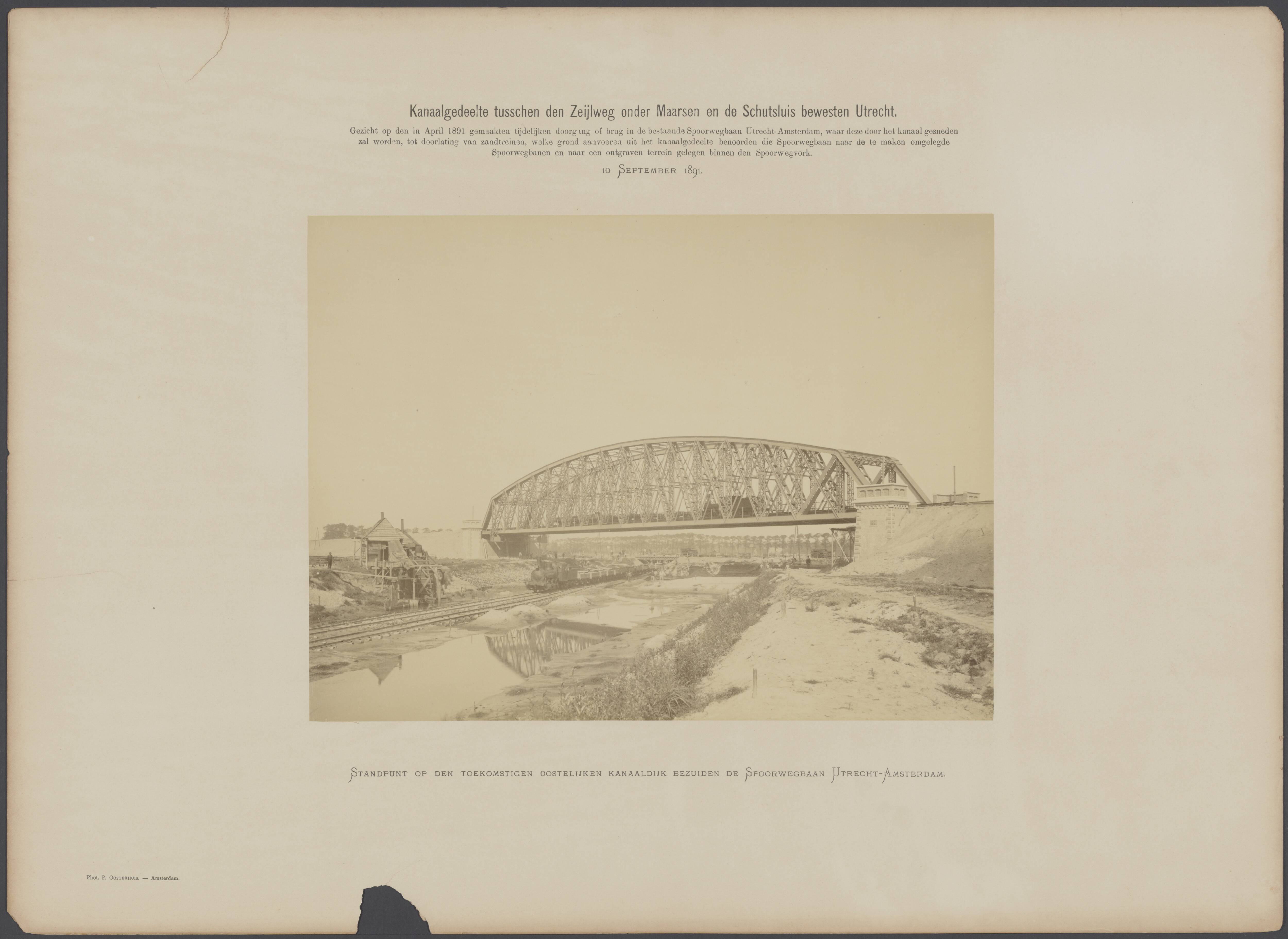Omlegging van de beide spoorwegbanen bewesten Utrecht — Kanaalgedeelte tussen de Zeijlweg onder Maarsen en de schutsluis bewesten Utrecht. Gezicht op de in april 1891 gemaakte tijdelijke doorgang of brug in de bestaande spoorwegbaan Utrecht-Amsterdam, waar deze door het kanaal gesneden zal worden, tot doorlati — Foto: Oosterhuis, Pieter. Licentie: Set B: Rechtenvrij / Publiek Domein. Bron: Nationaal Archief. http://hdl.handle.net/10648/af0a9d00-d0b4-102d-bcf8-003048976d84