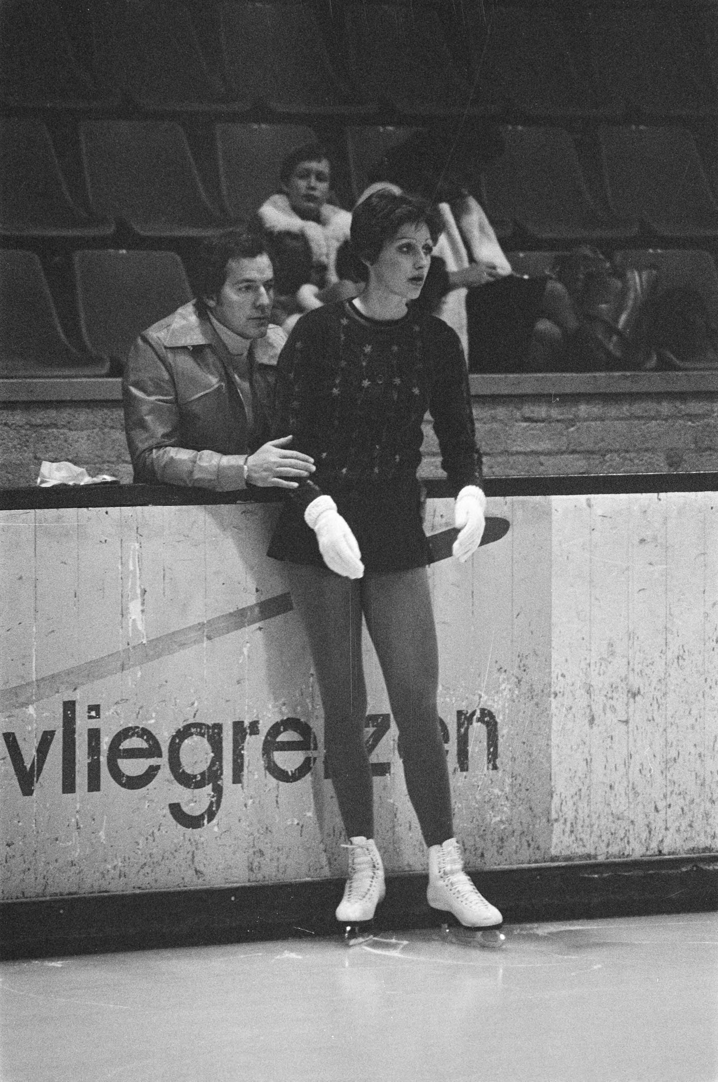 Fotocollectie Anefo — Nationale kampioenschappen kunstrijden in Den Haag ; Diane de Leeuw en trainer Chapman — Foto: Verhoeff, Bert / Anefo. Licentie: Set B: Rechtenvrij / Publiek Domein. Bron: Nationaal Archief. http://hdl.handle.net/10648/ac7a0cb0-d0b4-102d-bcf8-003048976d84