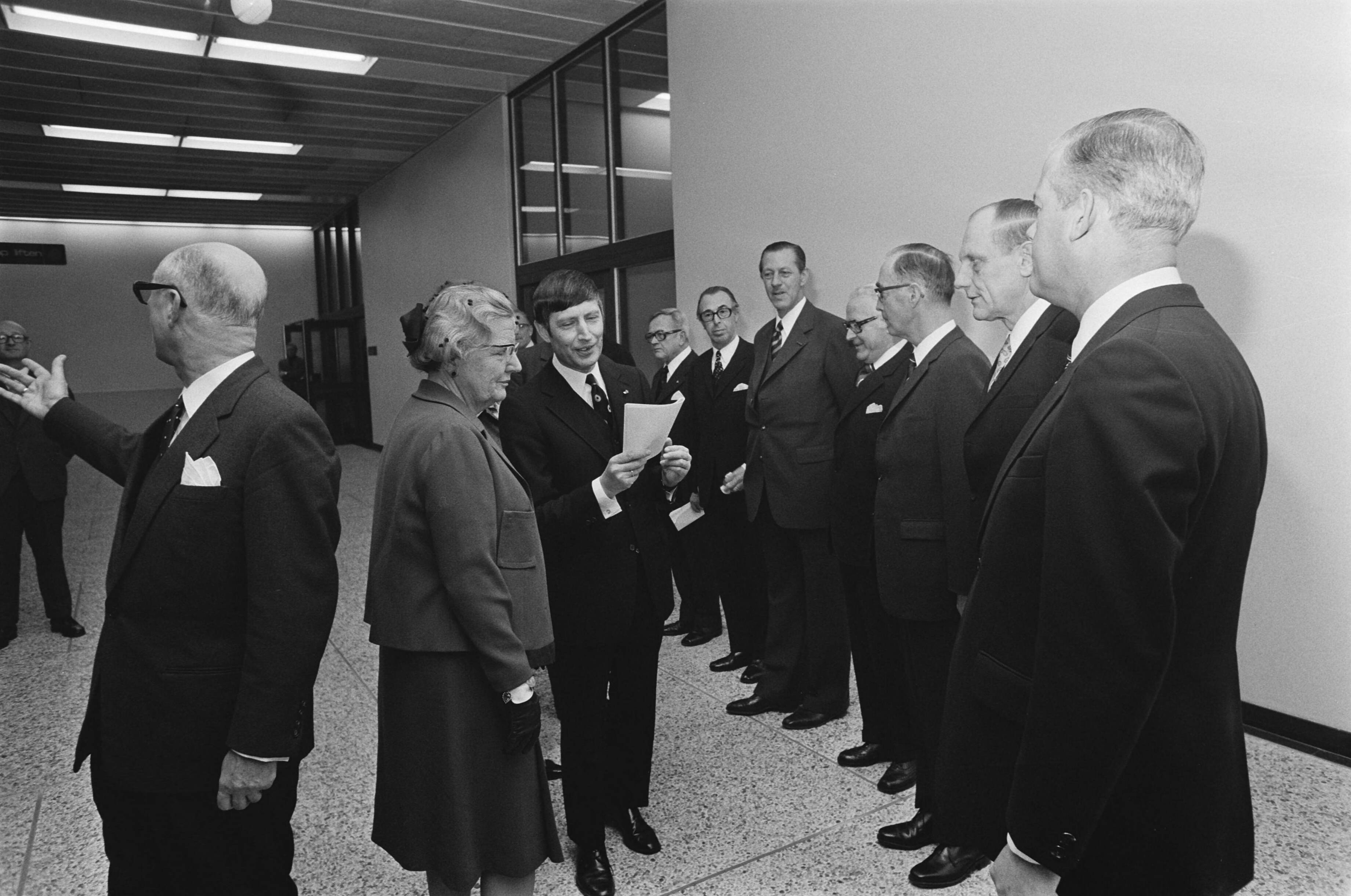 Fotocollectie Anefo — koningin Juliana opent nieuw Paleis van Justitie in Den Haag ; begroeting koningin Juliana — Foto: Mieremet, Rob / Anefo. Licentie: Set B: Rechtenvrij / Publiek Domein. Bron: Nationaal Archief. http://hdl.handle.net/10648/ac625e9e-d0b4-102d-bcf8-003048976d84