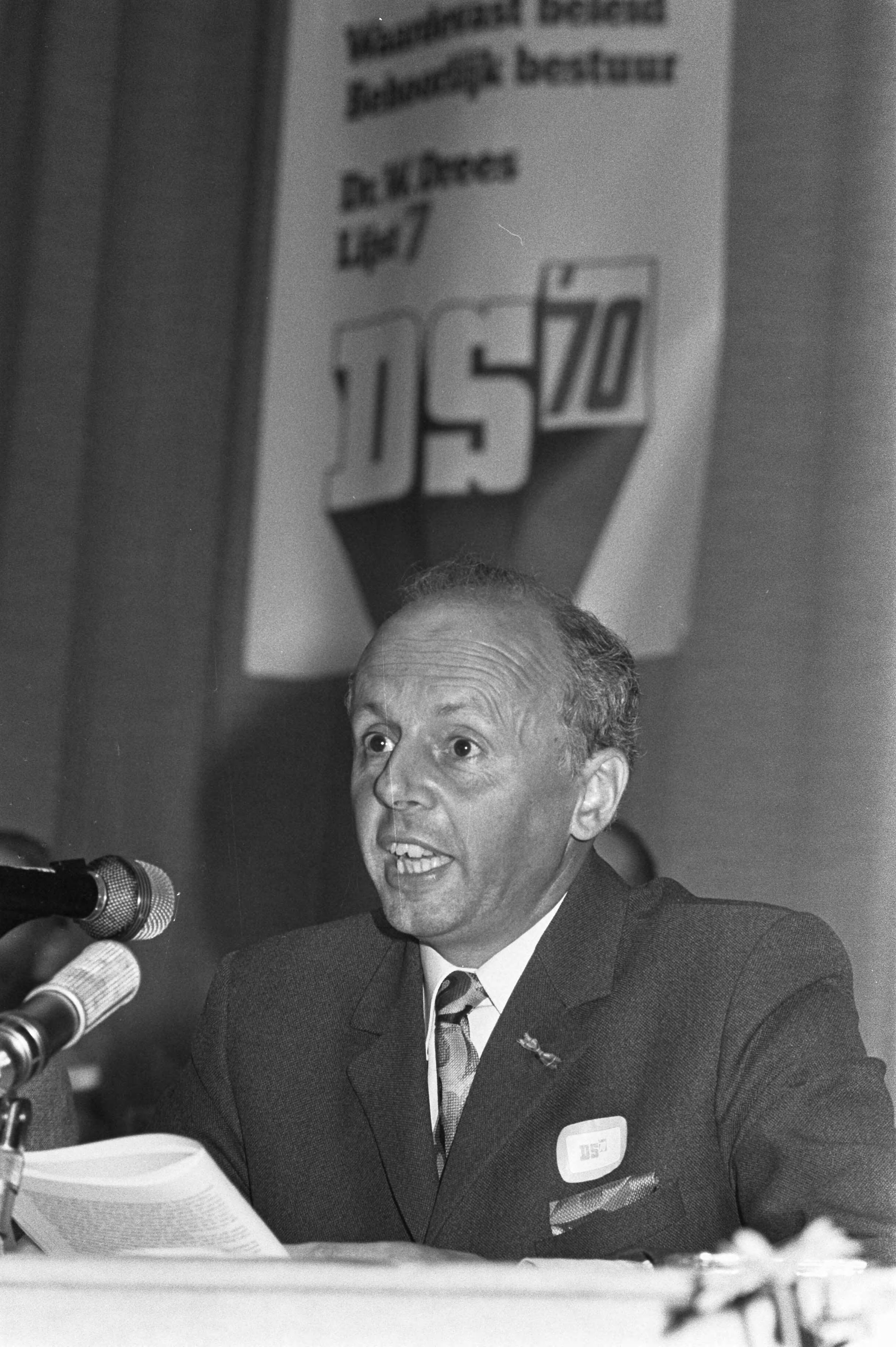 Fotocollectie Anefo — DS'70-congres te Zeist, Van Stuijvenberg spreekt (kop) — Foto: Mieremet, Rob / Anefo. Licentie: Set B: Rechtenvrij / Publiek Domein. Bron: Nationaal Archief. http://hdl.handle.net/10648/abf95e4e-d0b4-102d-bcf8-003048976d84