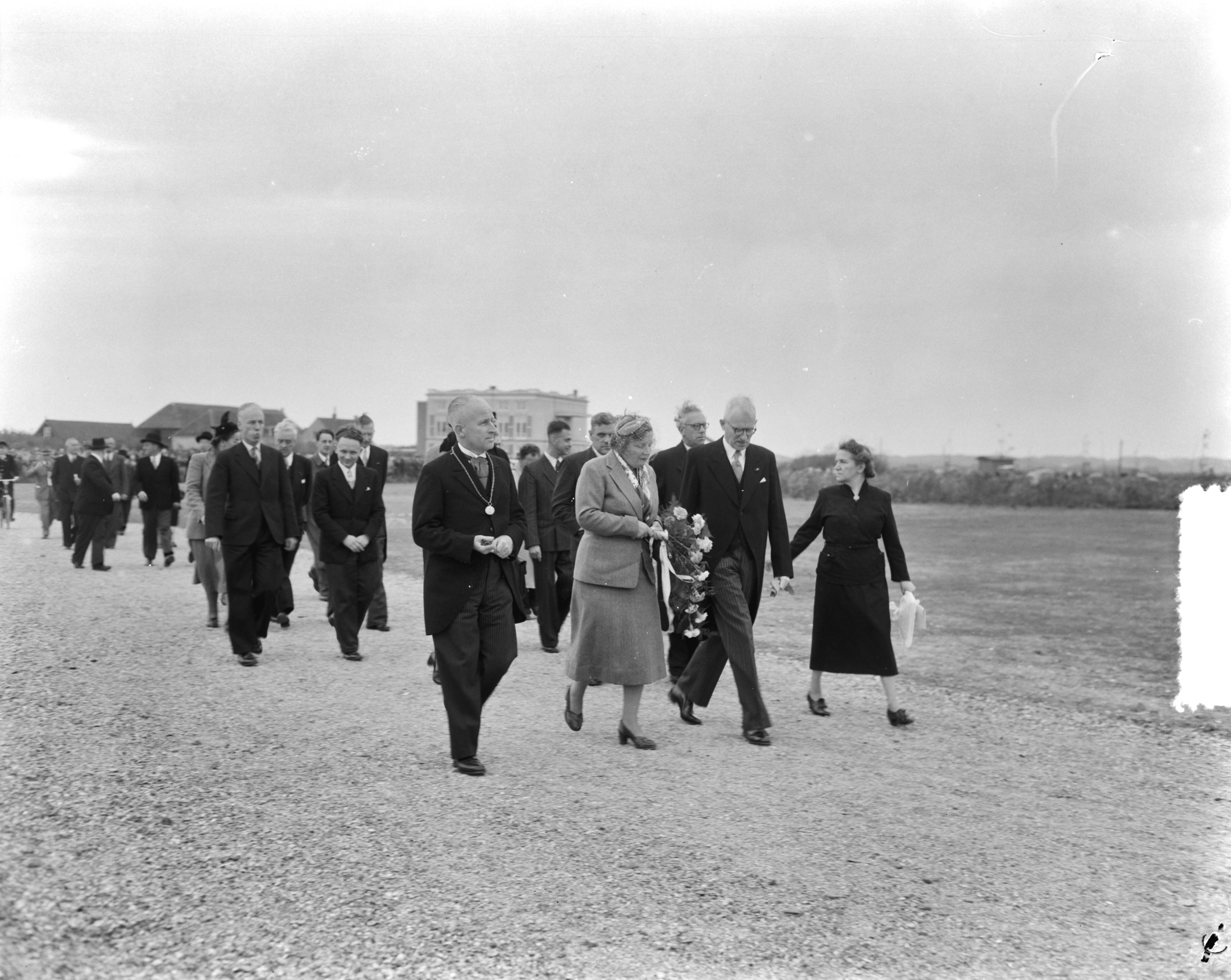 Fotocollectie Anefo — Koningin Juliana op Duiveland, Bezoek koningin Juliana aan Koudekerke — Foto: Duinen, G.W. van / Anefo. Licentie: Set B: Rechtenvrij / Publiek Domein. Bron: Nationaal Archief. http://hdl.handle.net/10648/a9143870-d0b4-102d-bcf8-003048976d84