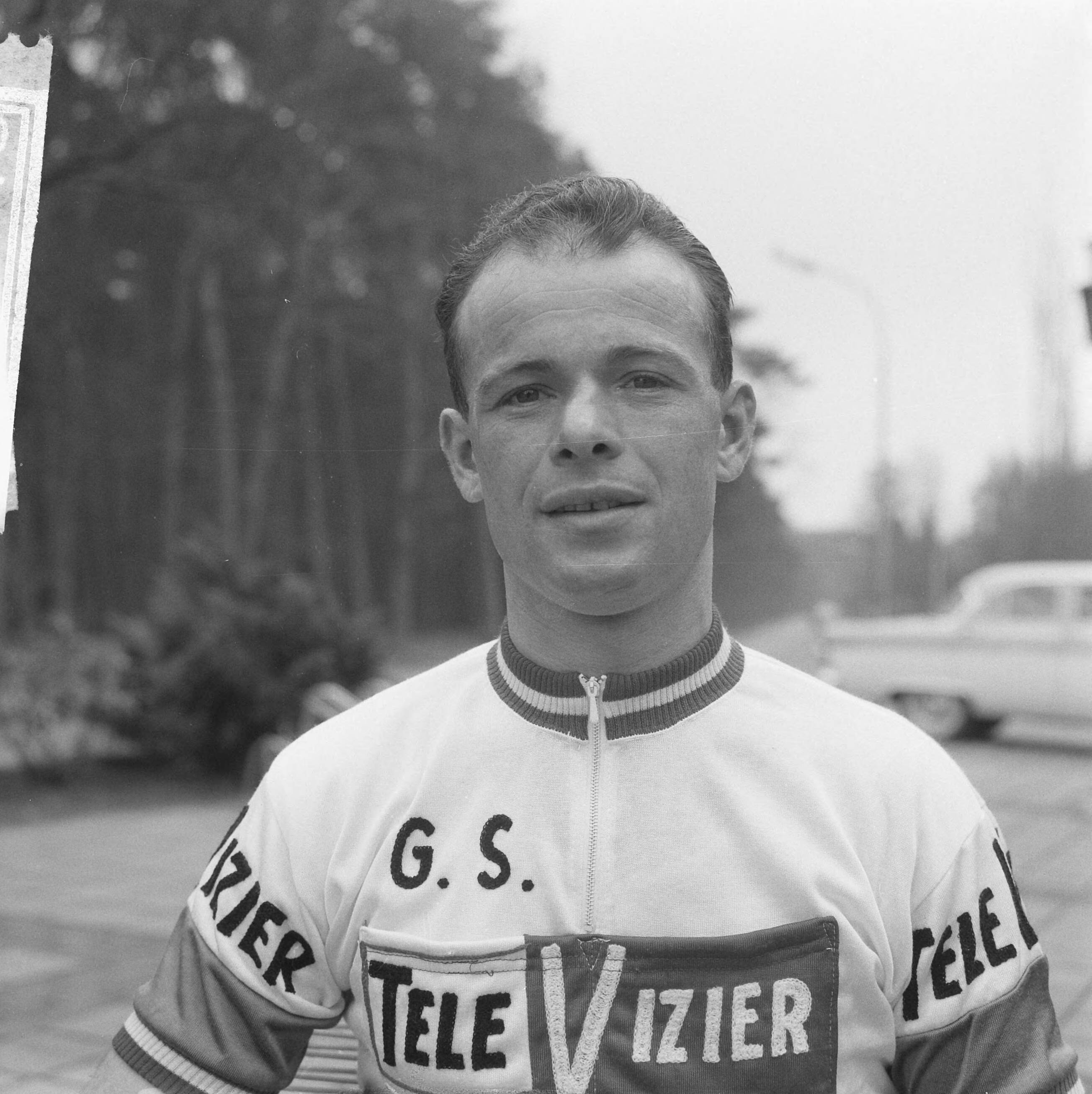 Fotocollectie Anefo — Nederlandse wielerploeg voor de Tour de France 1964 gepresenteerd, Cees Haast — Foto: Pot, Harry / Anefo. Licentie: Set B: Rechtenvrij / Publiek Domein. Bron: Nationaal Archief. http://hdl.handle.net/10648/aa60f664-d0b4-102d-bcf8-003048976d84