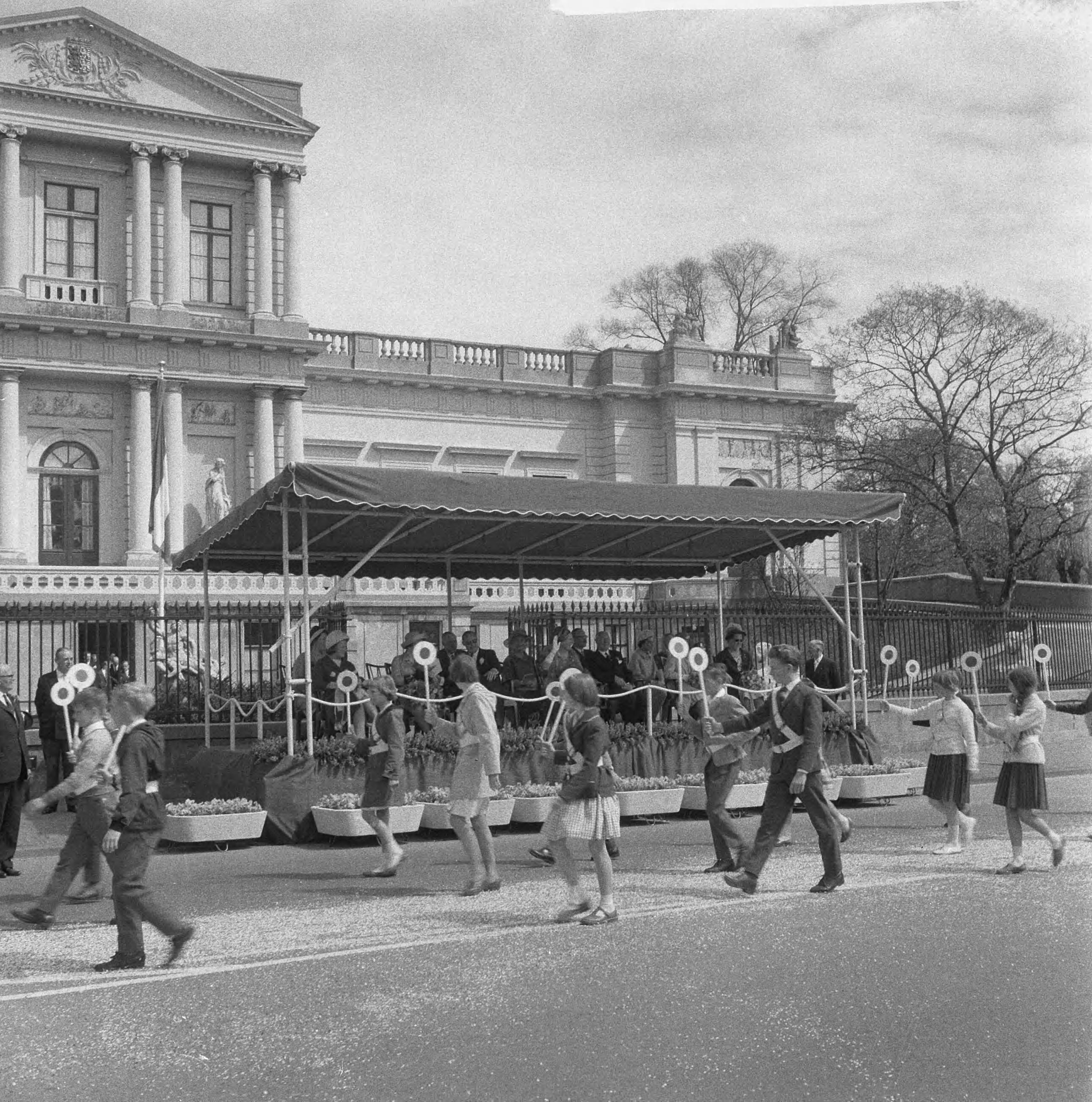 Koninklijk bezoek aan Noord-Holland (1962) — Koninklijk bezoek aan Haarlem — Foto: Nijs, Jac. de / Anefo. Licentie: Set B: Rechtenvrij / Publiek Domein. Bron: Nationaal Archief. http://hdl.handle.net/10648/aa07b96e-d0b4-102d-bcf8-003048976d84
