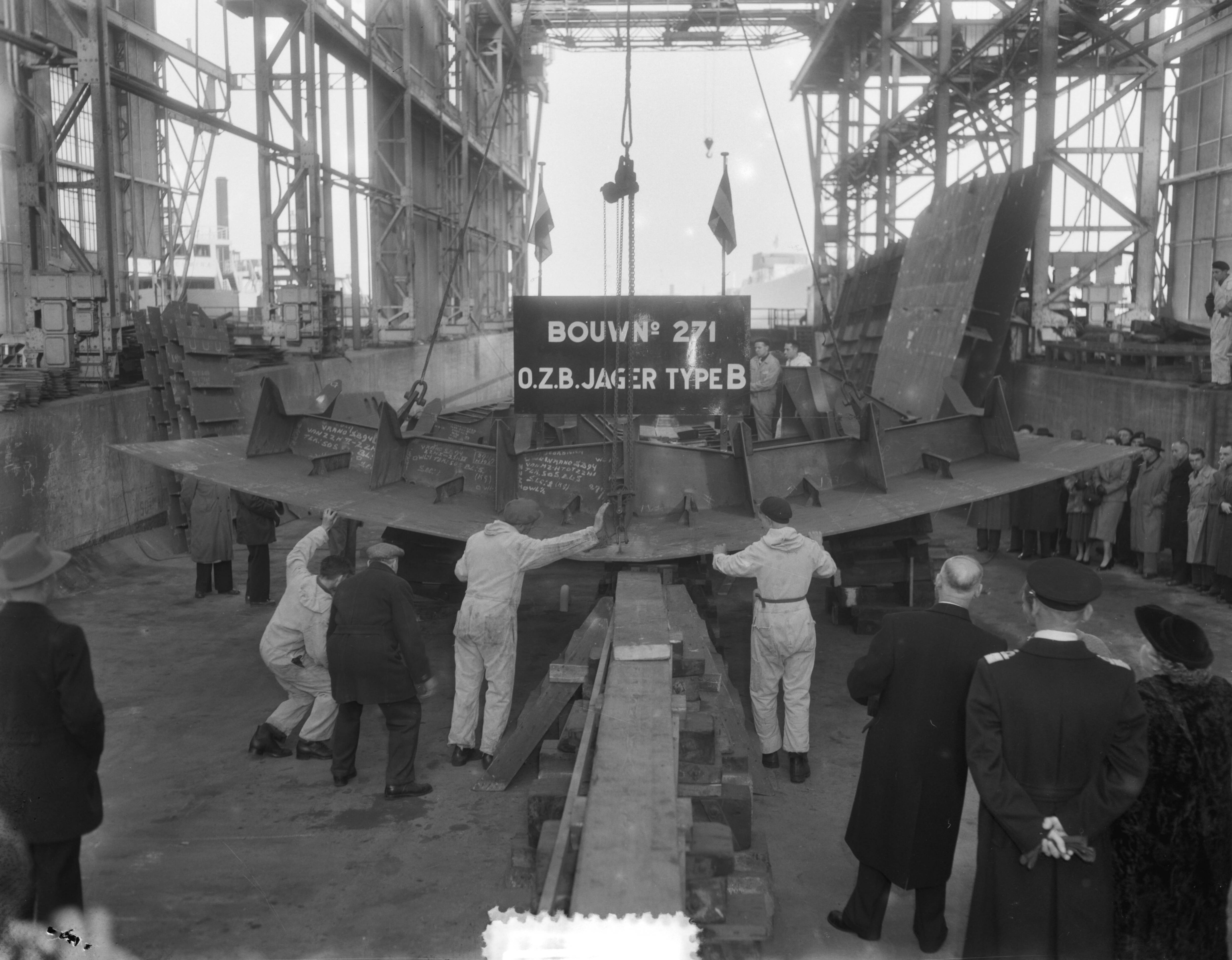 Fotocollectie Anefo — Tewaterlating onderzeebootjager Hr. Ms. "Noord Brabant" bij De Schelde te Vlissingen — Foto: Duinen, G.W. van / Anefo. Licentie: Set B: Rechtenvrij / Publiek Domein. Bron: Nationaal Archief. http://hdl.handle.net/10648/a91858c4-d0b4-102d-bcf8-003048976d84