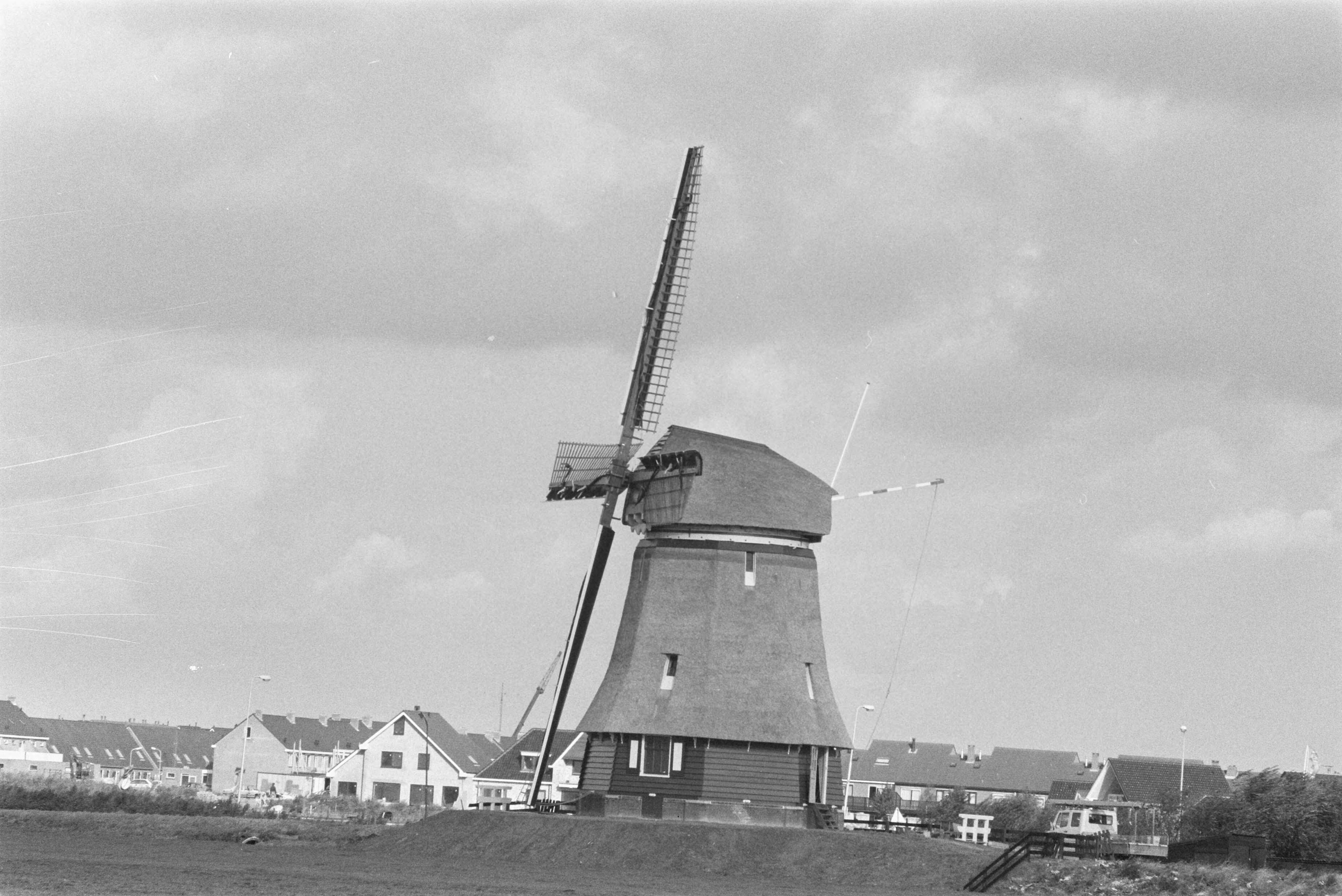 Fotocollectie Anefo — Watermolen, genaamd De Kathammer of De Katwouder Molen nabij Volendam na de restauratie van 1988. 8-kante grondzeiler, bouwjaar 1651 — Foto: Bogaerts, Rob / Anefo. Licentie: Set B: Rechtenvrij / Publiek Domein. Bron: Nationaal Archief. http://hdl.handle.net/10648/ad6d6c0c-d0b4-102d-bcf8-003048976d84