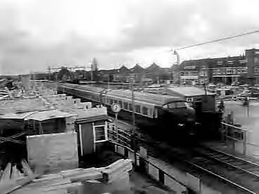 Fotocollectie Anefo — Bouw NS-station Heemstede-Aerdenhout — Foto: Pot, Harry / Anefo. Licentie: Set B: Rechtenvrij / Publiek Domein. Bron: Nationaal Archief. http://hdl.handle.net/10648/a96cc4e0-d0b4-102d-bcf8-003048976d84