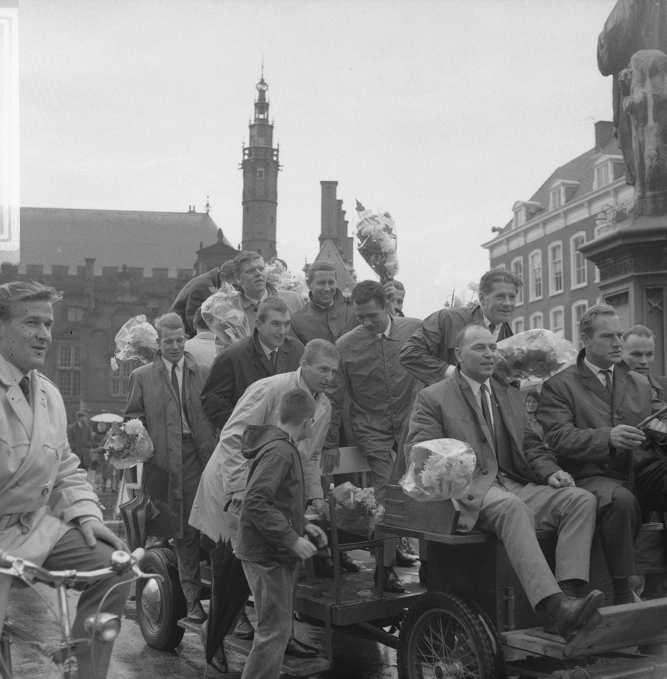 Fotocollectie Anefo — Haarlem Nicols nieuwe Nederlandse honkbalkampioen, hier maken zij rondrit door de stad op ponywagens — Foto: Kroon, Ron / Anefo. Licentie: Set B: Rechtenvrij / Publiek Domein. Bron: Nationaal Archief. http://hdl.handle.net/10648/aac13e20-d0b4-102d-bcf8-003048976d84