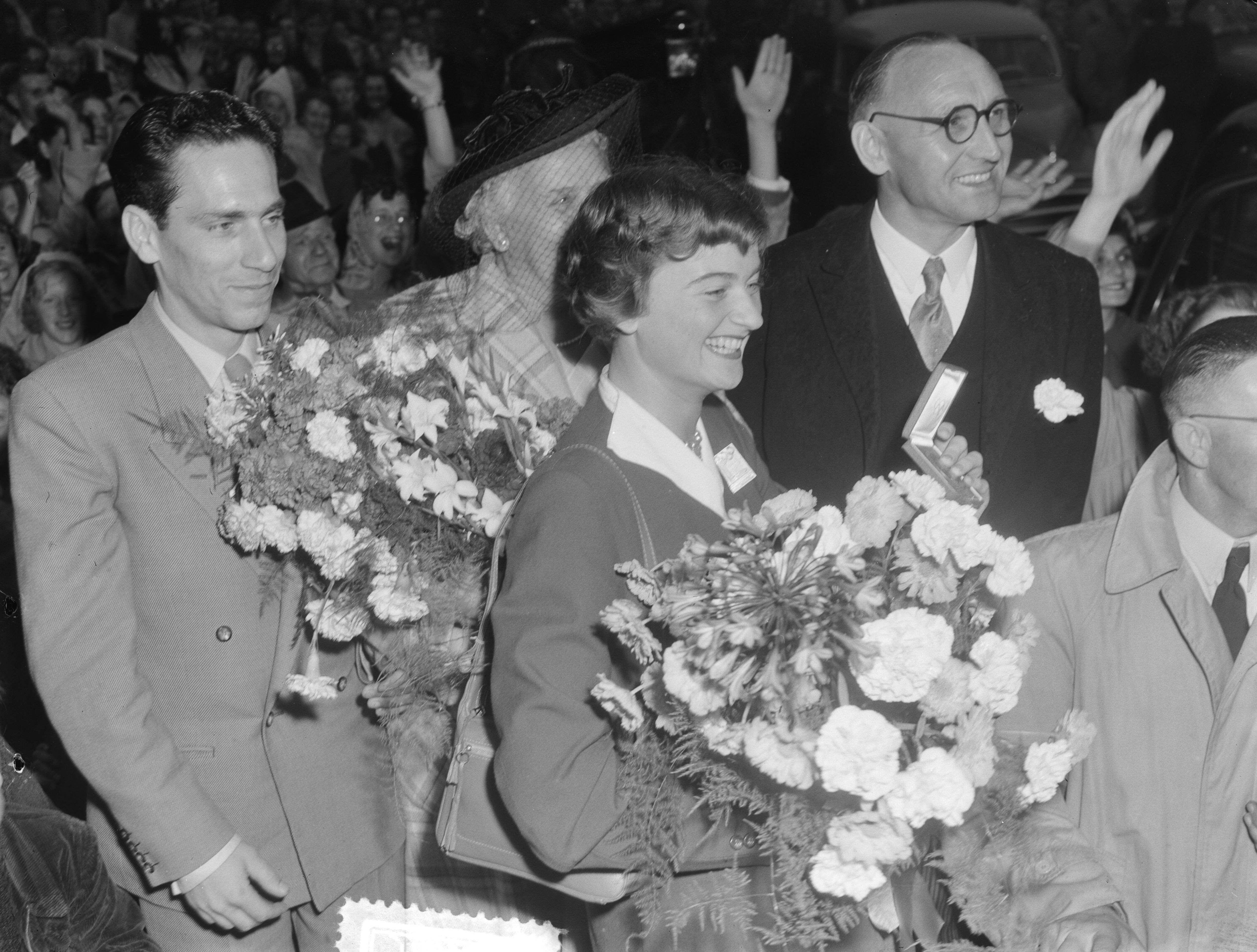 Fotocollectie Anefo — Aankomst Puck Brouwer in Leidschendam — Foto: Consenheim, Wim / Anefo. Licentie: Set B: Rechtenvrij / Publiek Domein. Bron: Nationaal Archief. http://hdl.handle.net/10648/a8fdc3f6-d0b4-102d-bcf8-003048976d84