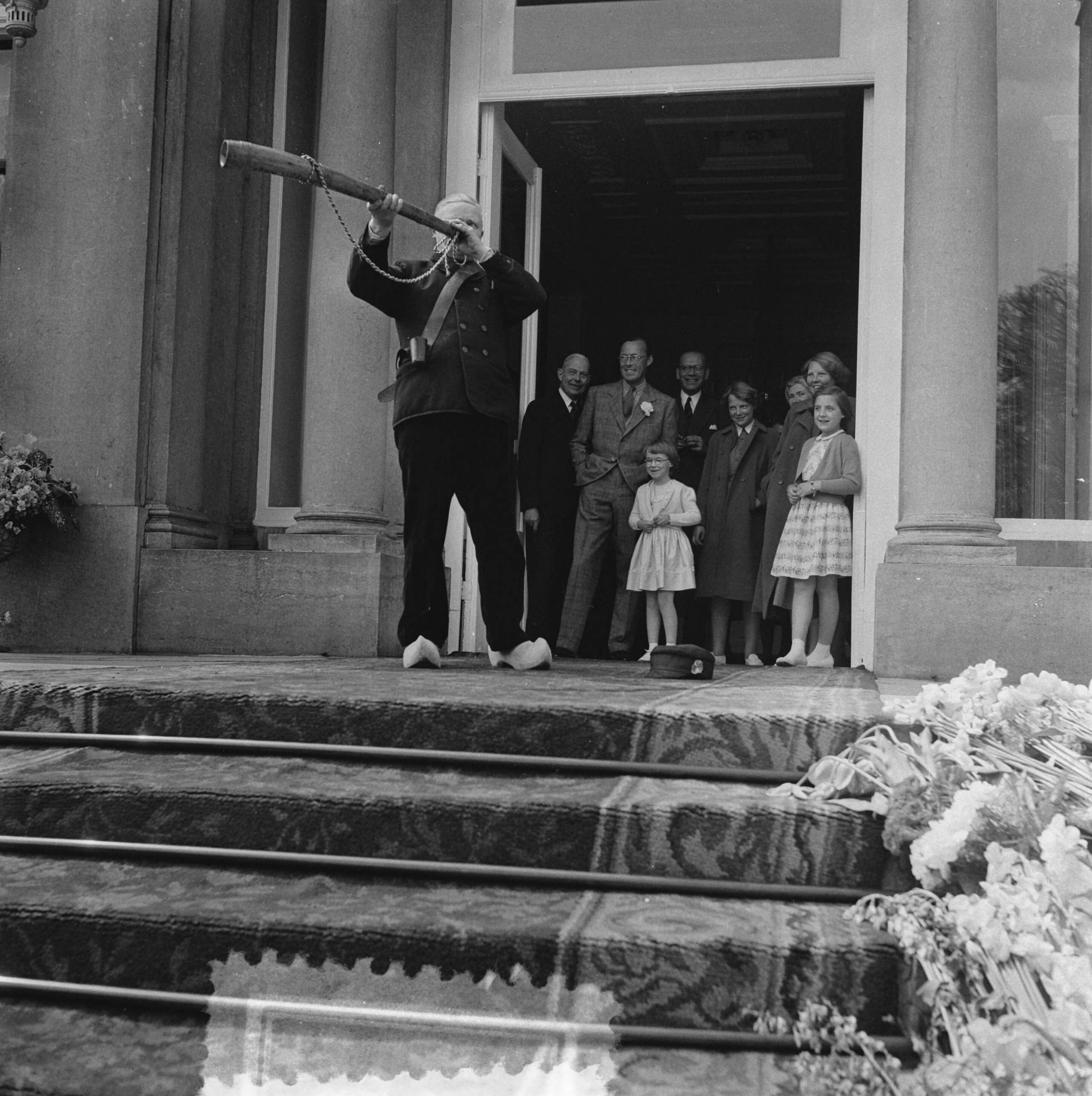 Koninginnedag 1954 — Koninginnedag. Defilé op paleis Soestdijk. Midwinterhoornblazers — Foto: Noske, J.D. / Anefo. Licentie: Set B: Rechtenvrij / Publiek Domein. Bron: Nationaal Archief. http://hdl.handle.net/10648/a921286e-d0b4-102d-bcf8-003048976d84