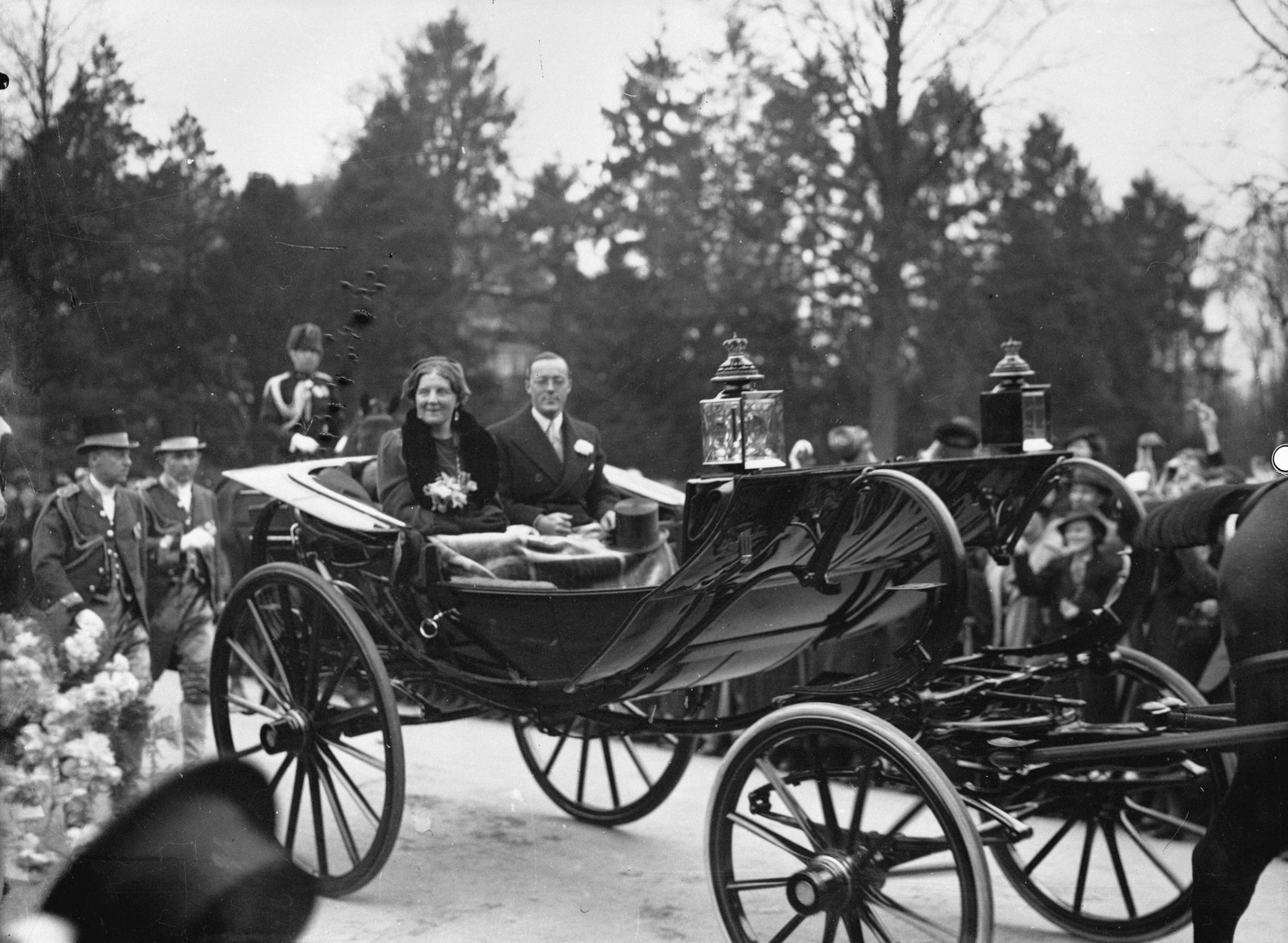 Fotocollectie RVD / Koninklijk Huis — Prinses Juliana en prins Bernhard. Intocht te Baarn na de huwelijksreis, 14-04-1937 — Foto: Rousel (repro) / RVD. Licentie: Set B: Rechtenvrij / Publiek Domein. Bron: Nationaal Archief. http://hdl.handle.net/10648/afb5da62-d0b4-102d-bcf8-003048976d84