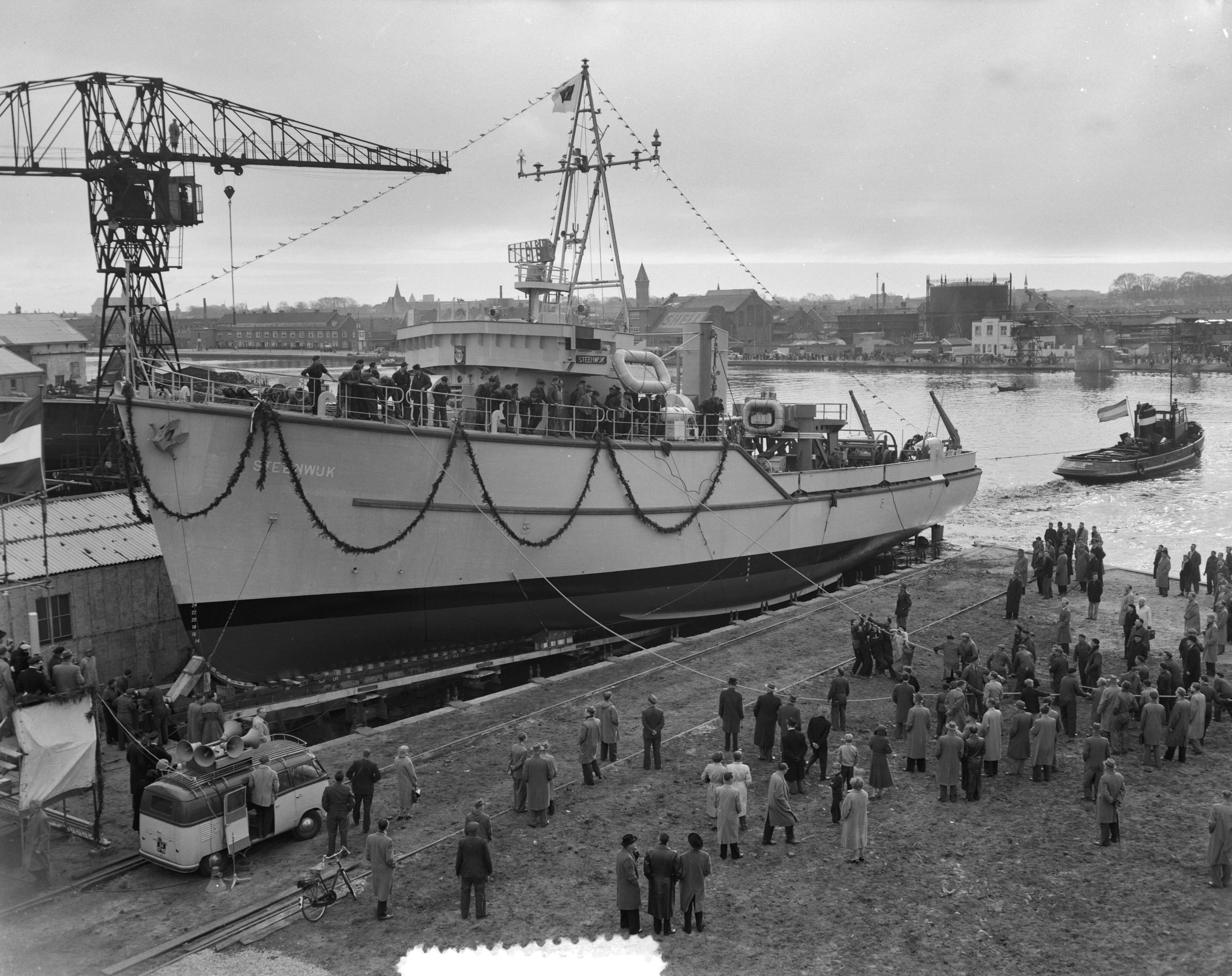 Fotocollectie Anefo — Poging tot tewaterlating van de kustmijnenveger Hr. Ms. "Steenwijk" bij de N.V. Haarlemse Scheepsbouw Maatschappij te Haarlem — Foto: Rossem, Wim van / Anefo. Licentie: Set B: Rechtenvrij / Publiek Domein. Bron: Nationaal Archief. http://hdl.handle.net/10648/a9466840-d0b4-102d-bcf8-003048976d84