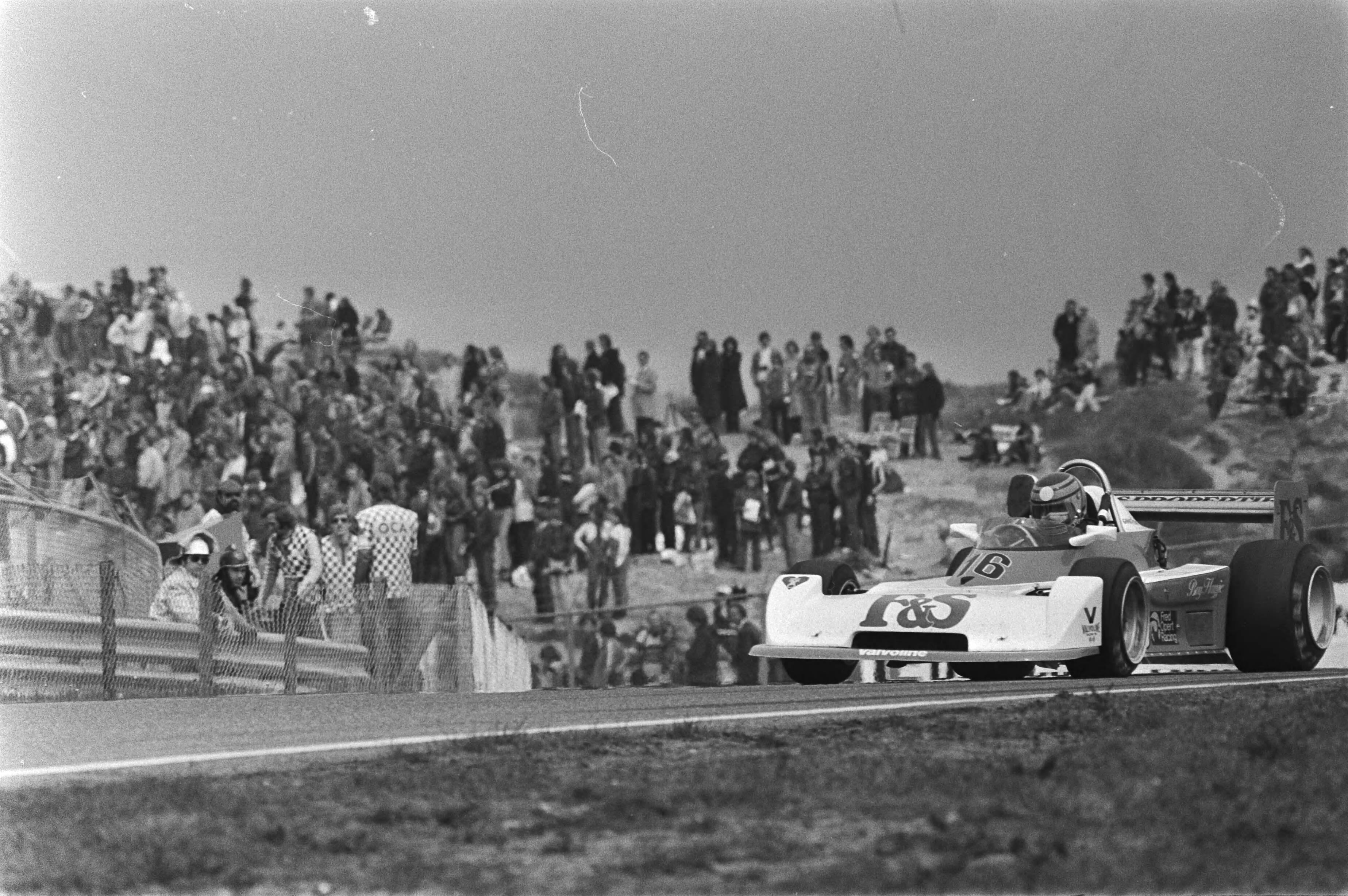 Fotocollectie Anefo — Formule 1 en 2 races op Zandvoort; Bob Evans in actie — Foto: Suyk, Koen / Anefo. Licentie: Set B: Rechtenvrij / Publiek Domein. Bron: Nationaal Archief. http://hdl.handle.net/10648/acb2e738-d0b4-102d-bcf8-003048976d84
