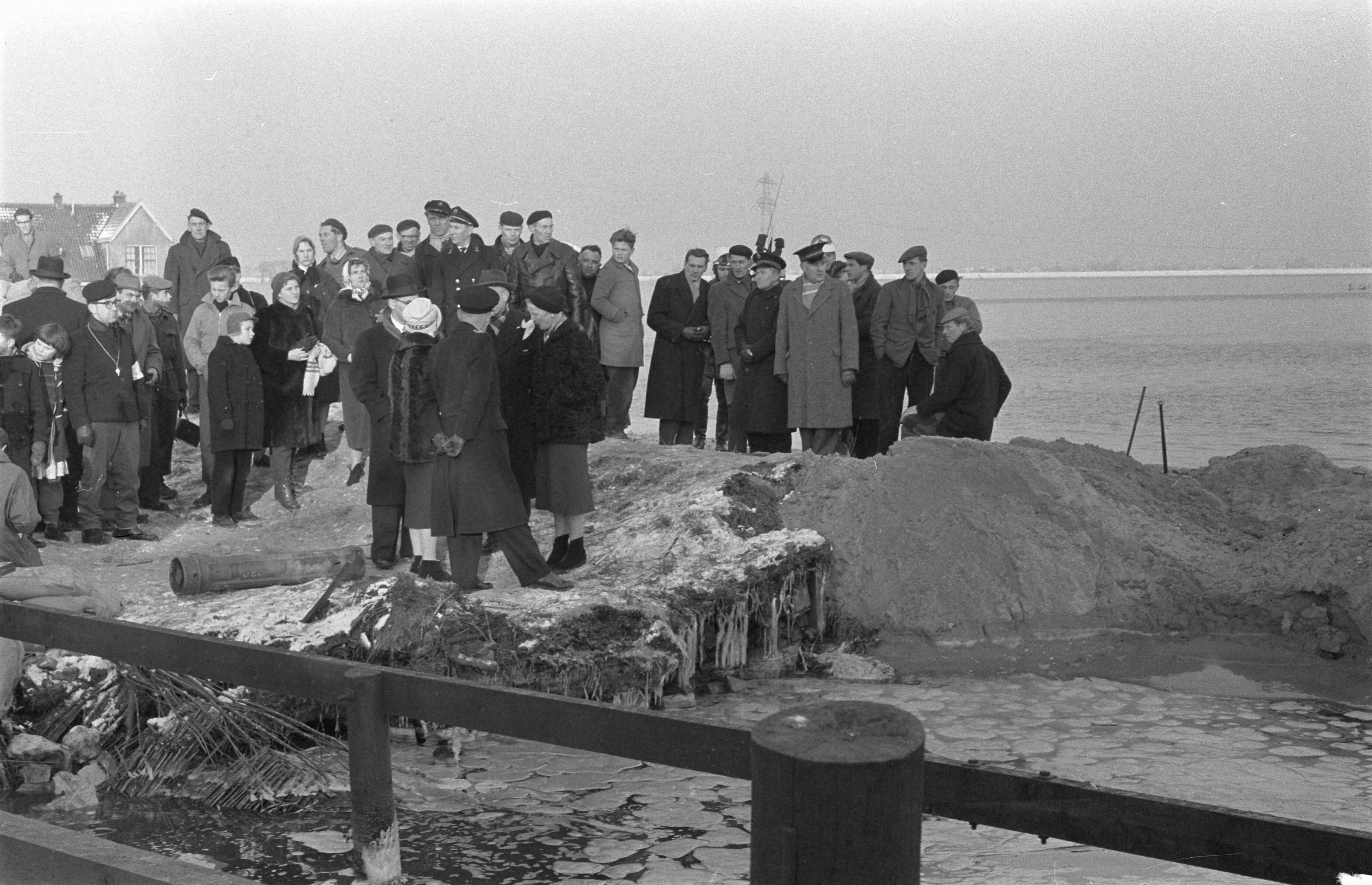Ramp Tuindorp Oostzaan — Ramp Oostzaan. Bezoek koningin Juliana aan het rampgebied met burgemeester Van Hall — Foto: Pot, Harry / Anefo. Licentie: Set B: Rechtenvrij / Publiek Domein. Bron: Nationaal Archief. http://hdl.handle.net/10648/a9a5ef2c-d0b4-102d-bcf8-003048976d84