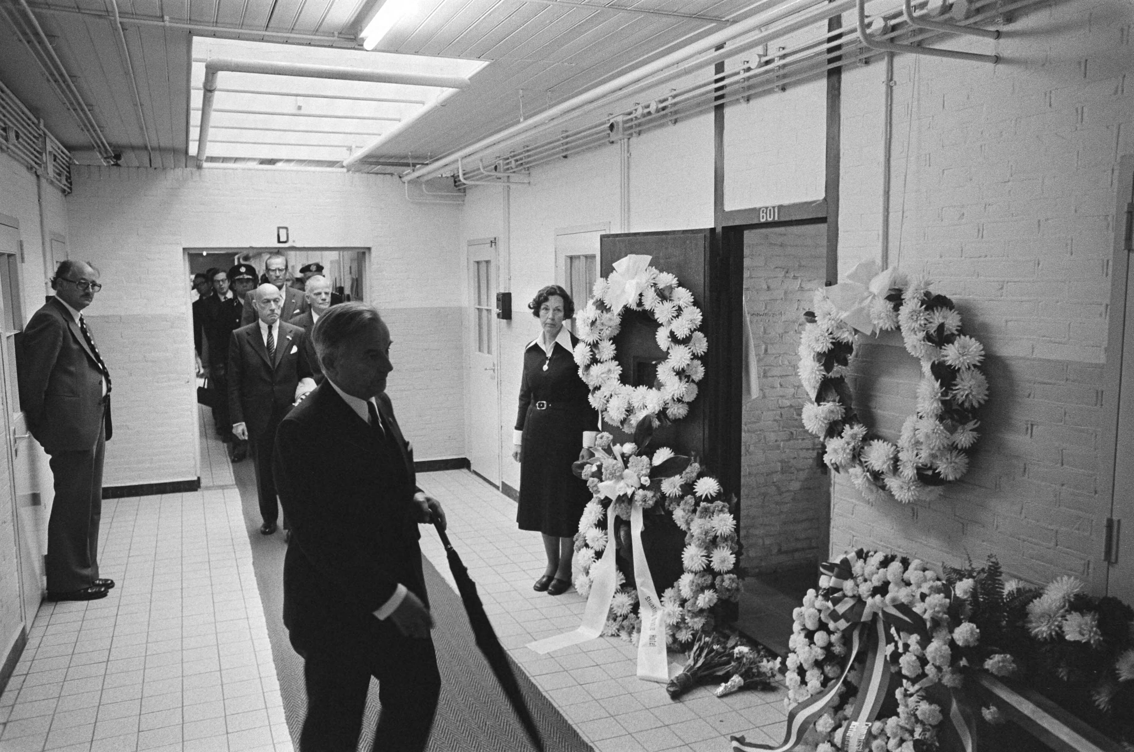 Fotocollectie Anefo — Stille tocht langs dodencel 601 in Scheveningse gevangenis ( Tweede Wereldoorlog ); mensen leggen kransen — Foto: Suyk, Koen / Anefo. Licentie: Set B: Rechtenvrij / Publiek Domein. Bron: Nationaal Archief. http://hdl.handle.net/10648/aca26804-d0b4-102d-bcf8-003048976d84