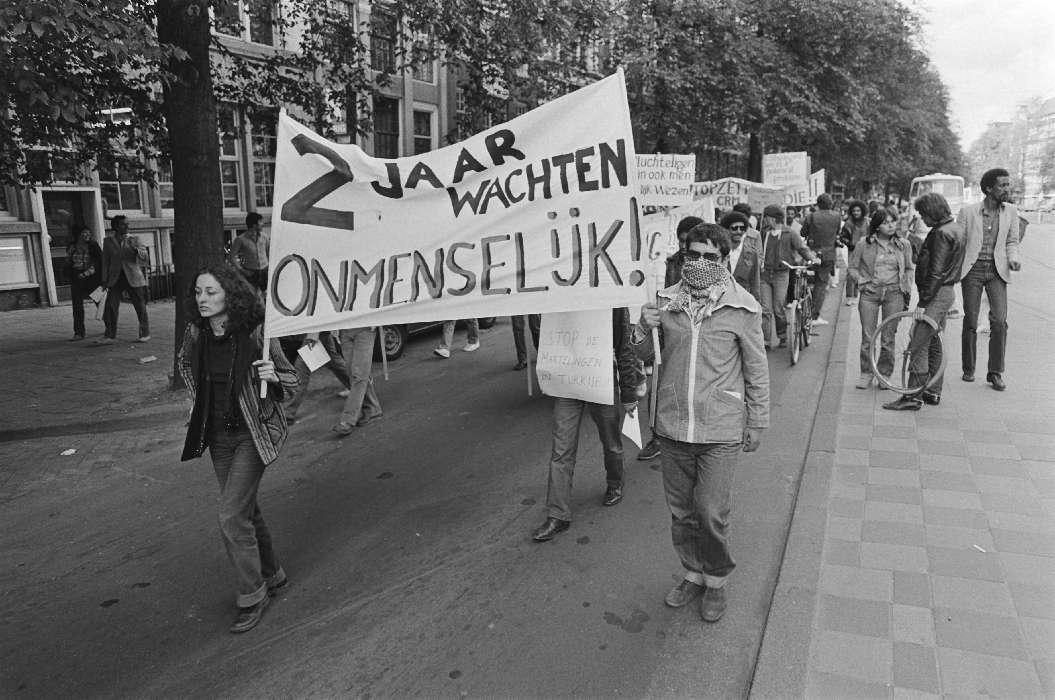 Fotocollectie Anefo — Vierdaagse protesttocht vanaf Amsterdam naar Den Haag , waar ze vrijdag zullen demonstreren bij ministeries van CRM en Justitie — Foto: Antonisse, Marcel / Anefo. Licentie: Set B: Rechtenvrij / Publiek Domein. Bron: Nationaal Archief. http://hdl.handle.net/10648/acfe1852-d0b4-102d-bcf8-003048976d84