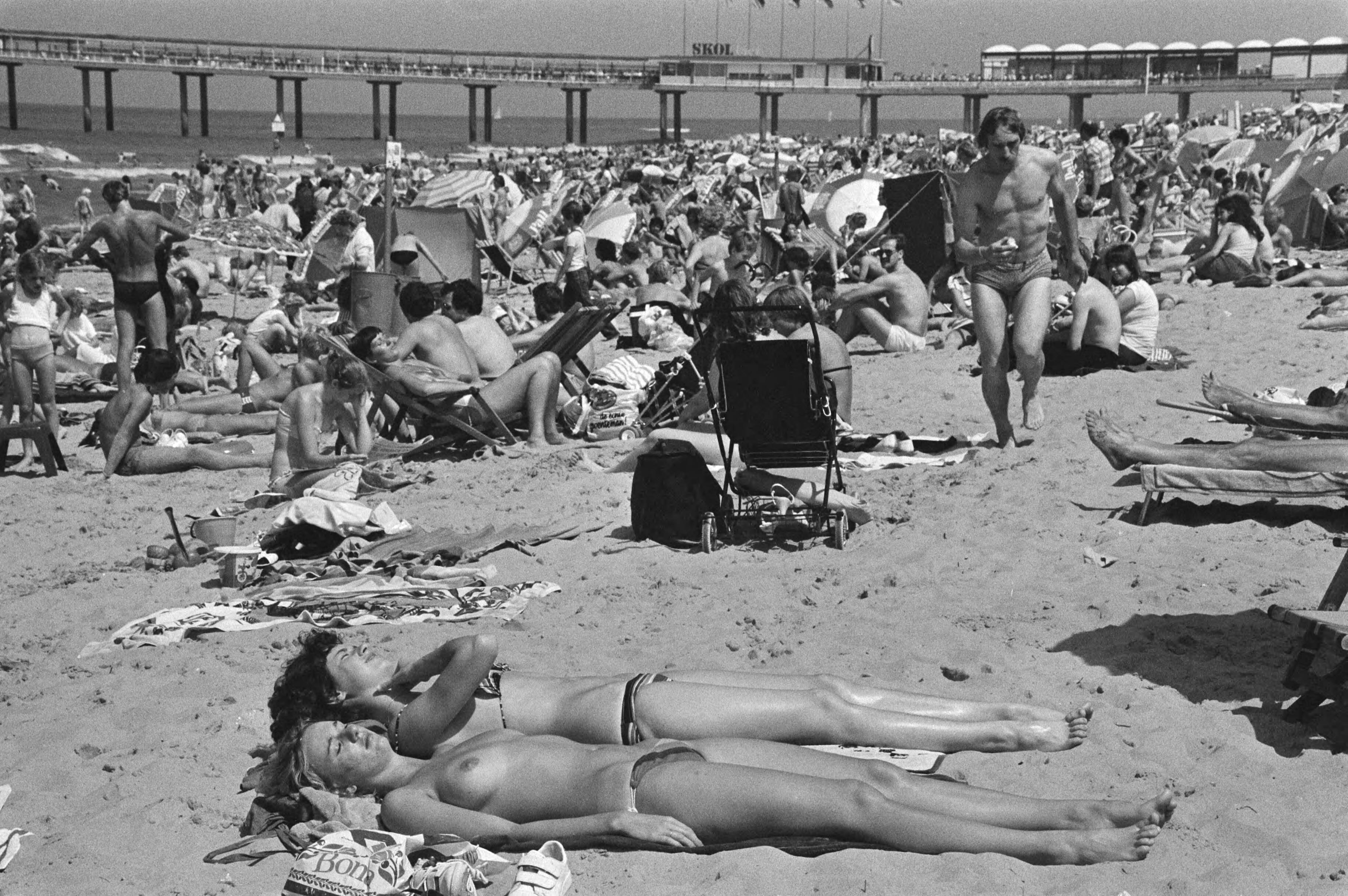 Fotocollectie Anefo — Overvol strand van Scheveningen in verband met het mooie weer, op de achtergrond Pier van Scheveningen — Foto: Dijk, Hans van / Anefo. Licentie: Set B: Rechtenvrij / Publiek Domein. Bron: Nationaal Archief. http://hdl.handle.net/10648/ad00aa0e-d0b4-102d-bcf8-003048976d84