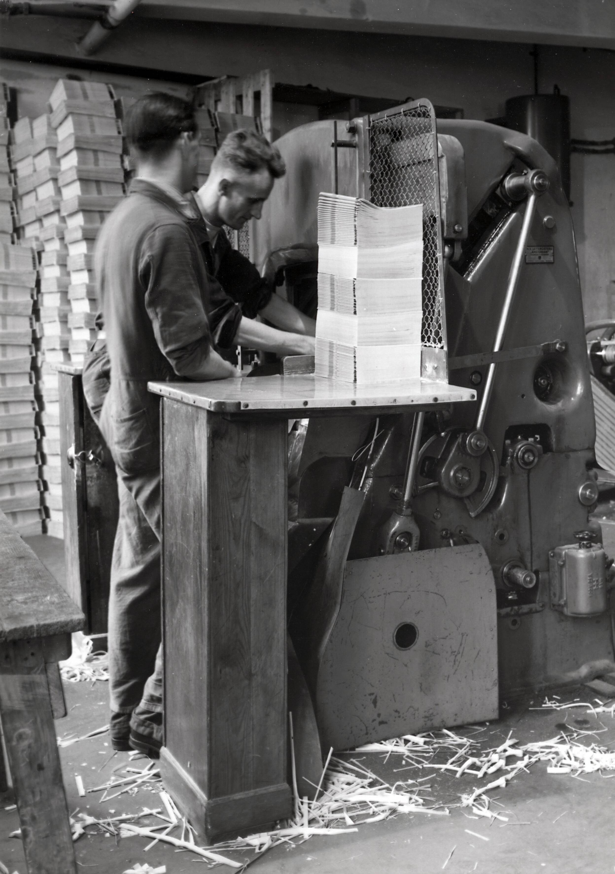 Collectie nader te bepalen — [Serie Bedrijfsvoering Spaarnestad] [het bijsnijden van tijdschriften met behulp van een machine] — Foto: Fotograaf Onbekend / Fotobureau onbekend / Spaarnestad Photo (05887). Licentie: Set B: Rechtenvrij / Publiek Domein. Bron: Nationaal Archief. http://hdl.handle.net/10648/35429da6-42b6-a382-e063-6df0900a6686