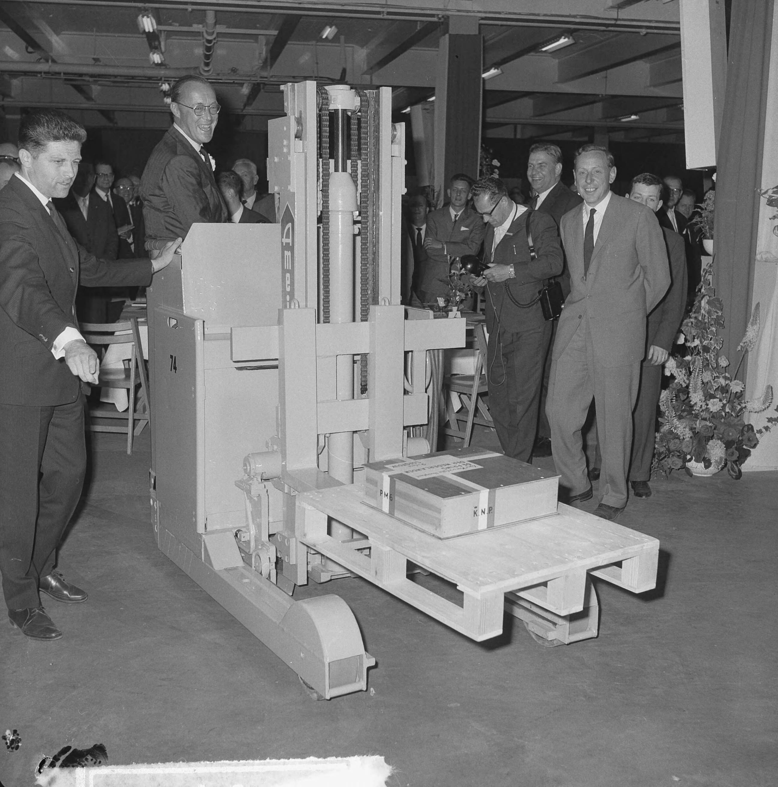 Fotocollectie Anefo — Prins Bernhard opende te Maastricht een nieuwe fabriek van de Koninklijke Nederlandse Papierfabriek met heftruck — Foto: Nijs, Jac. de / Anefo. Licentie: Set B: Rechtenvrij / Publiek Domein. Bron: Nationaal Archief. http://hdl.handle.net/10648/aa39ab2c-d0b4-102d-bcf8-003048976d84