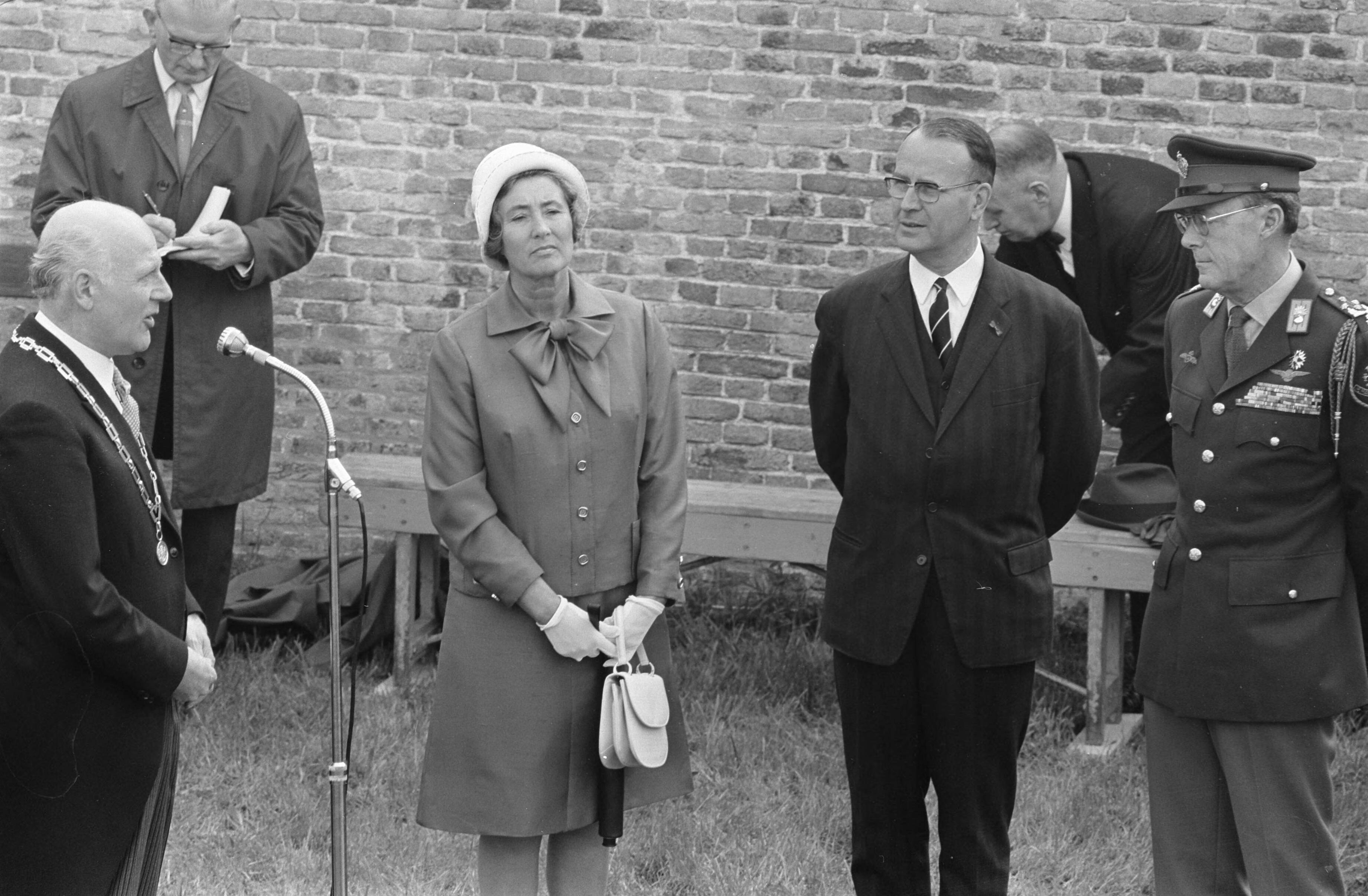 Fotocollectie Anefo — ZKH Prins Bernhard opent uitbreiding van het Vestingmuseum te Naarden Prins Bernhard steekt lontstok in een kanon — Foto: Evers, Joost / Anefo. Licentie: Set B: Rechtenvrij / Publiek Domein. Bron: Nationaal Archief. http://hdl.handle.net/10648/ab682e9c-d0b4-102d-bcf8-003048976d84