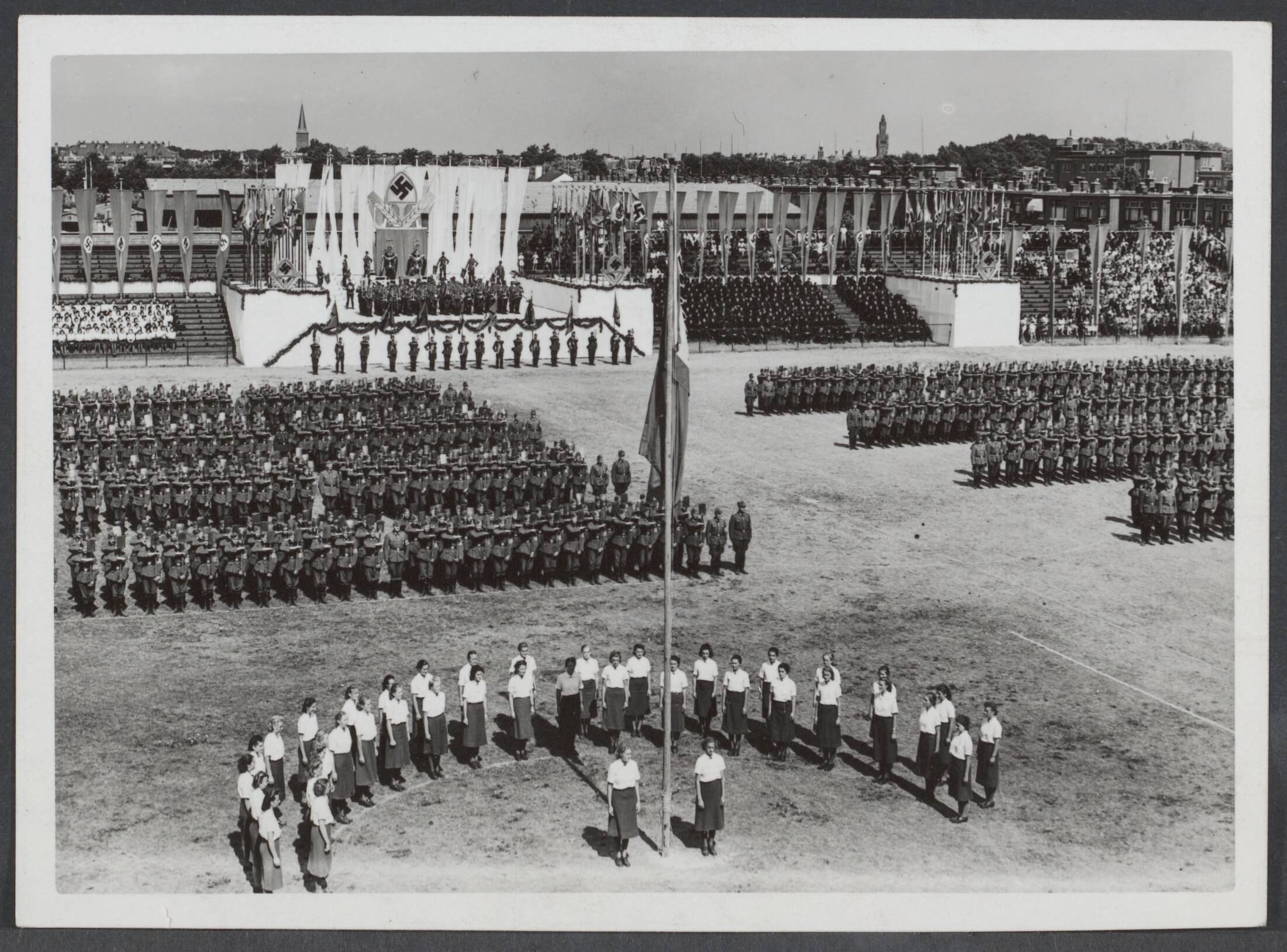 Arbeidsdienst. Waaronder "Nederlandse Arbeidsdienst" en "Vreugde en Arbeid" ("Fut door lol" 81). Ook opbouwdienst 1940/41. — 3. "Feierstunde" van de Reichsarbeitsdienst in Den Haag. Tijdens de "Grosskundgebung" — Foto: Stapf Bilderdienst. Licentie: Set B: Rechtenvrij / Publiek Domein. Bron: Nationaal Archief. http://hdl.handle.net/10648/9d14c1d5-da52-0d7c-9329-4252181a16b1