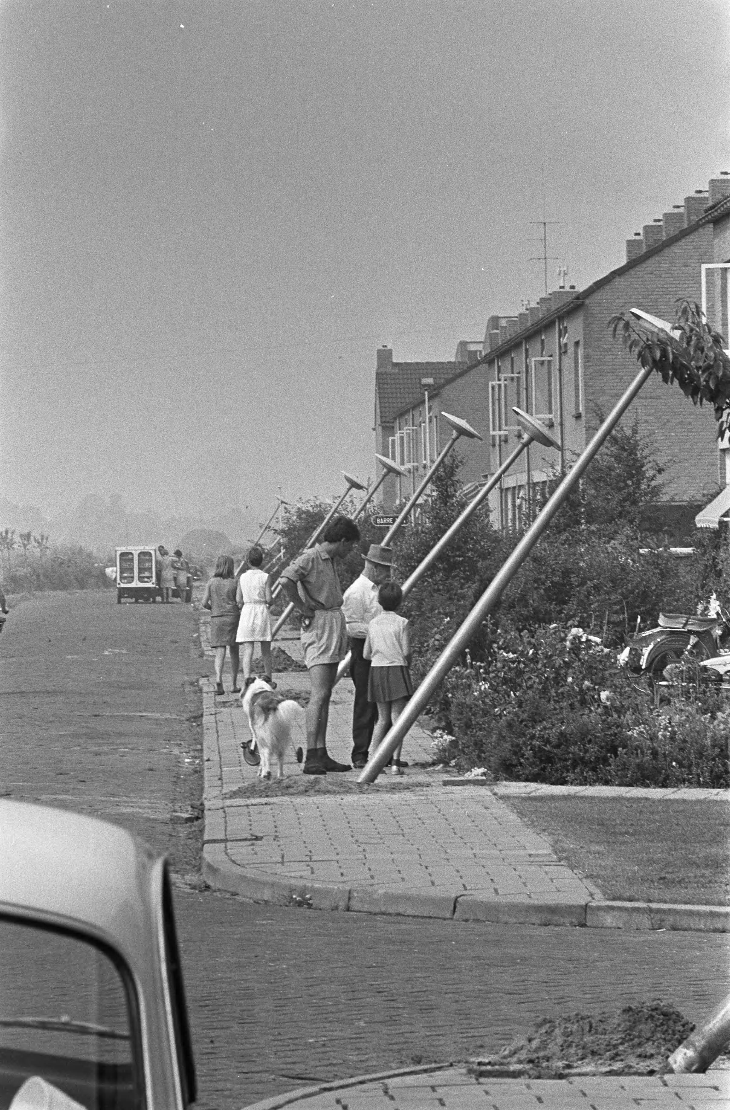 Verhuizing van de Zaanse oliemolen "de Zoeker" — Om vervoer mogelijk te maken moesten alle lantaarnpalen scheefgezet worden — Foto: Fotograaf Onbekend / Anefo. Licentie: Set B: Rechtenvrij / Publiek Domein. Bron: Nationaal Archief. http://hdl.handle.net/10648/ab48ca84-d0b4-102d-bcf8-003048976d84