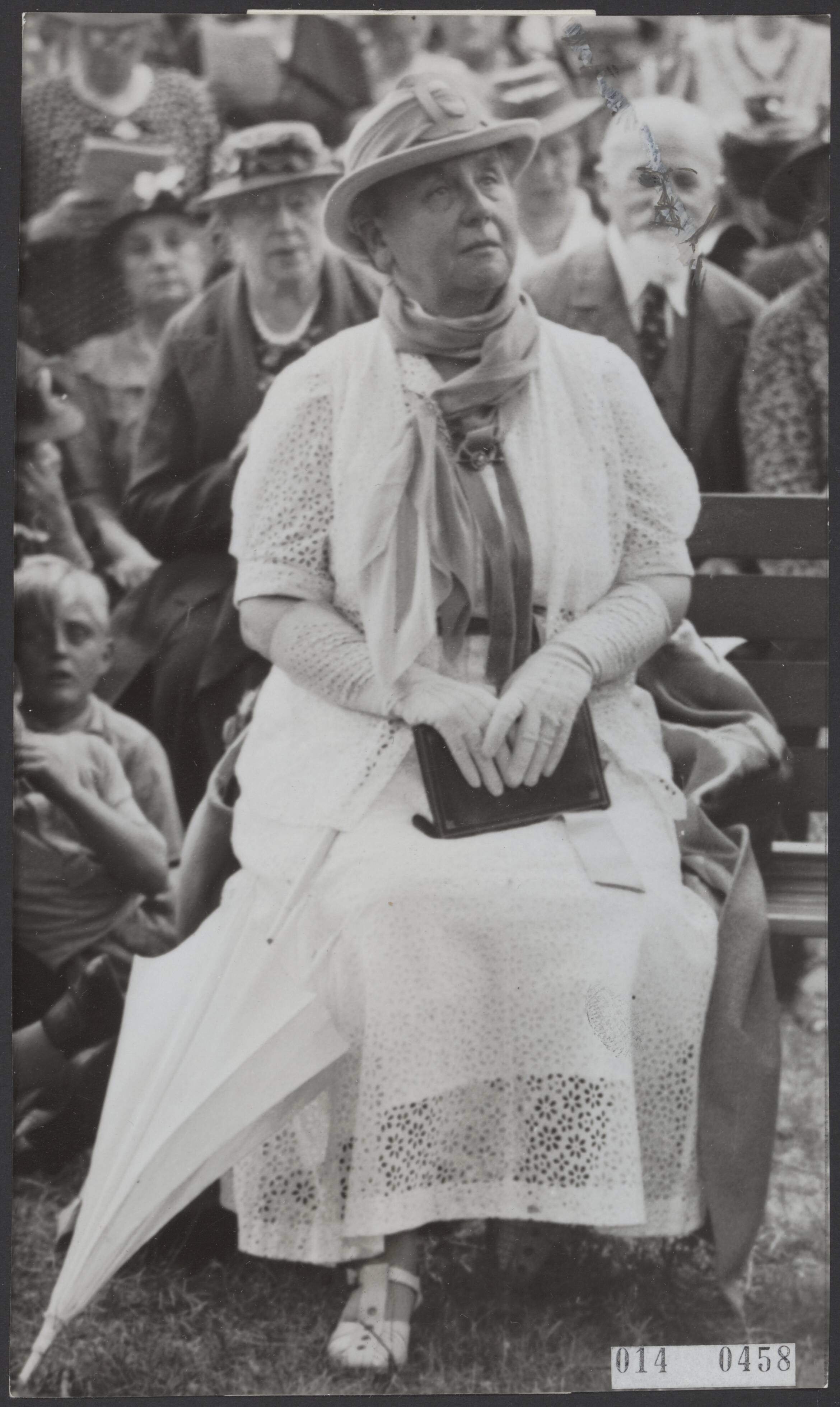 Fotocollectie Elsevier Binnenland — Bezoek van koningin Wilhelmina aan de Zendingsconferentie op Raaphorst te Wassenaar. Aandachtig luistert de koningin naar de rede van één van de sprekers — Foto: N.V. Polygoon. Licentie: Set B: Rechtenvrij / Publiek Domein. Bron: Nationaal Archief. http://hdl.handle.net/10648/adb0b32c-d0b4-102d-bcf8-003048976d84