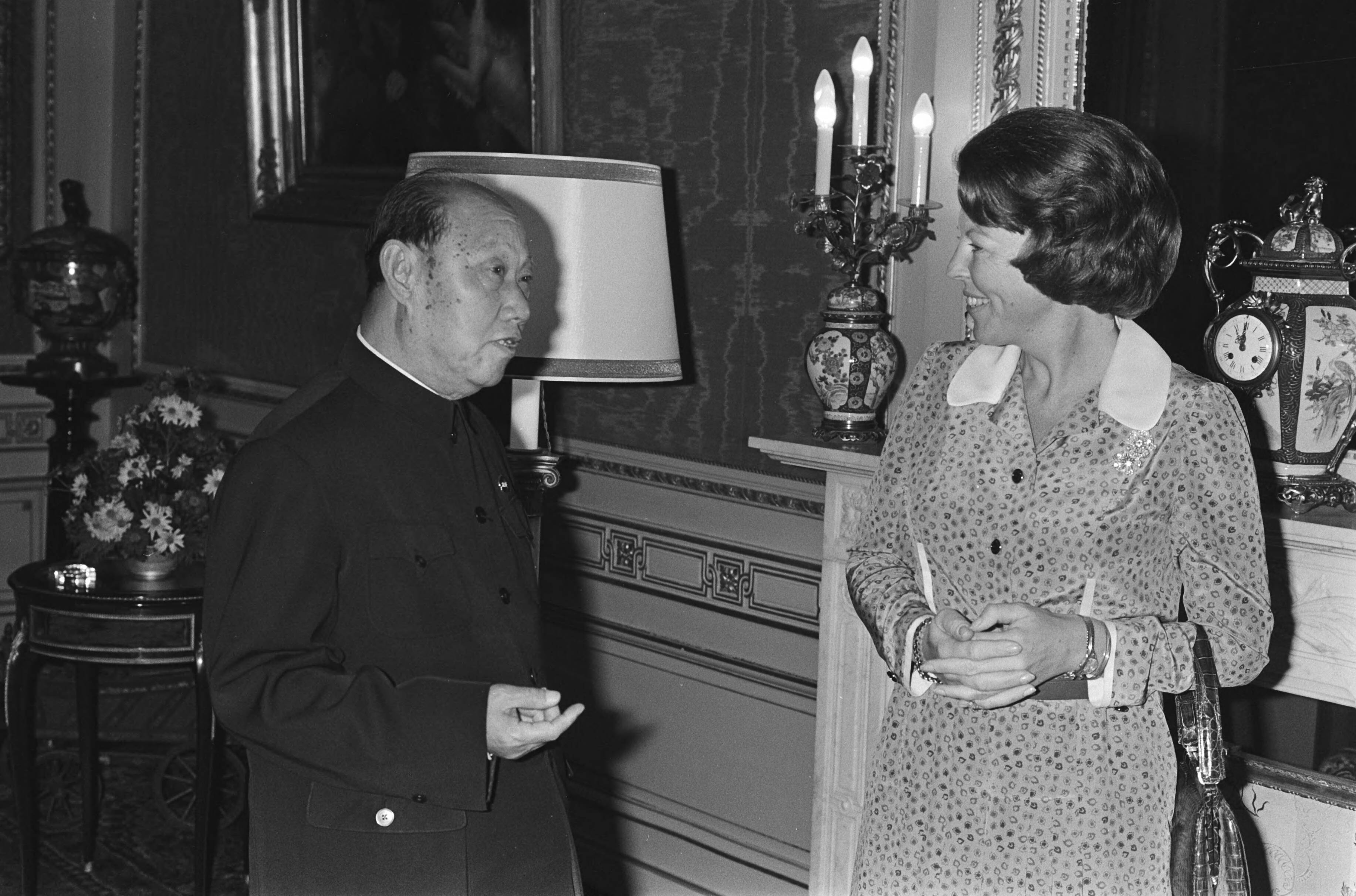 Fotocollectie Anefo — Beatrix ontving in Den Haag voorz. "Vereniging Chinese volk voor vriendschap het buitenland" waarvan een delegatie tot 30-11 in ons land — Foto: Croes, Rob C. / Anefo. Licentie: Set B: Rechtenvrij / Publiek Domein. Bron: Nationaal Archief. http://hdl.handle.net/10648/acee8f86-d0b4-102d-bcf8-003048976d84