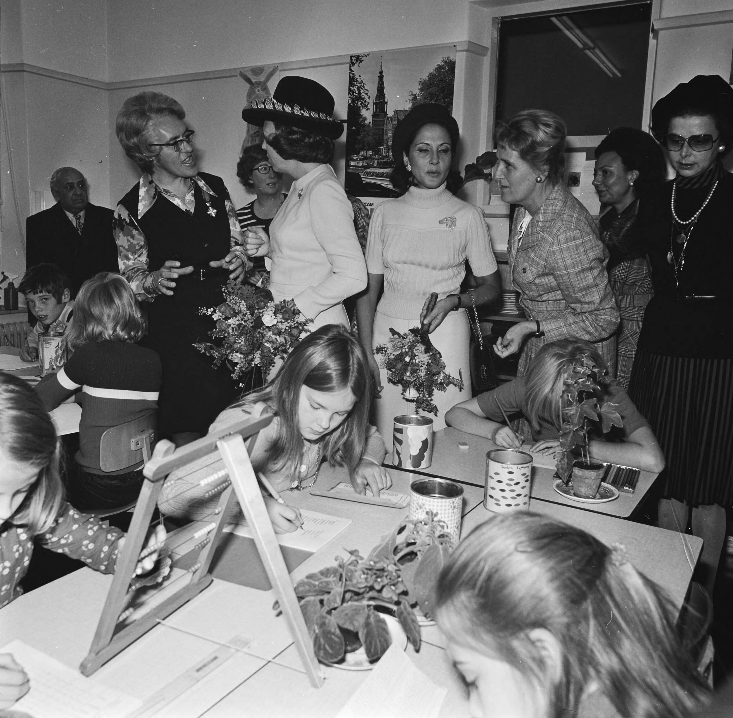 Italiaans staatsbezoek aan Nederland — Scholieren aan het werk tijdens een bezoek van mevrouw Leone, echtgenote van de Italiaanse president en Prinses Beatrix aan de Montessorischool Waalsdorp in Den Haag — Foto: Mieremet, Rob / Anefo. Licentie: Set B: Rechtenvrij / Publiek Domein. Bron: Nationaal Archief. http://hdl.handle.net/10648/ac3a935a-d0b4-102d-bcf8-003048976d84