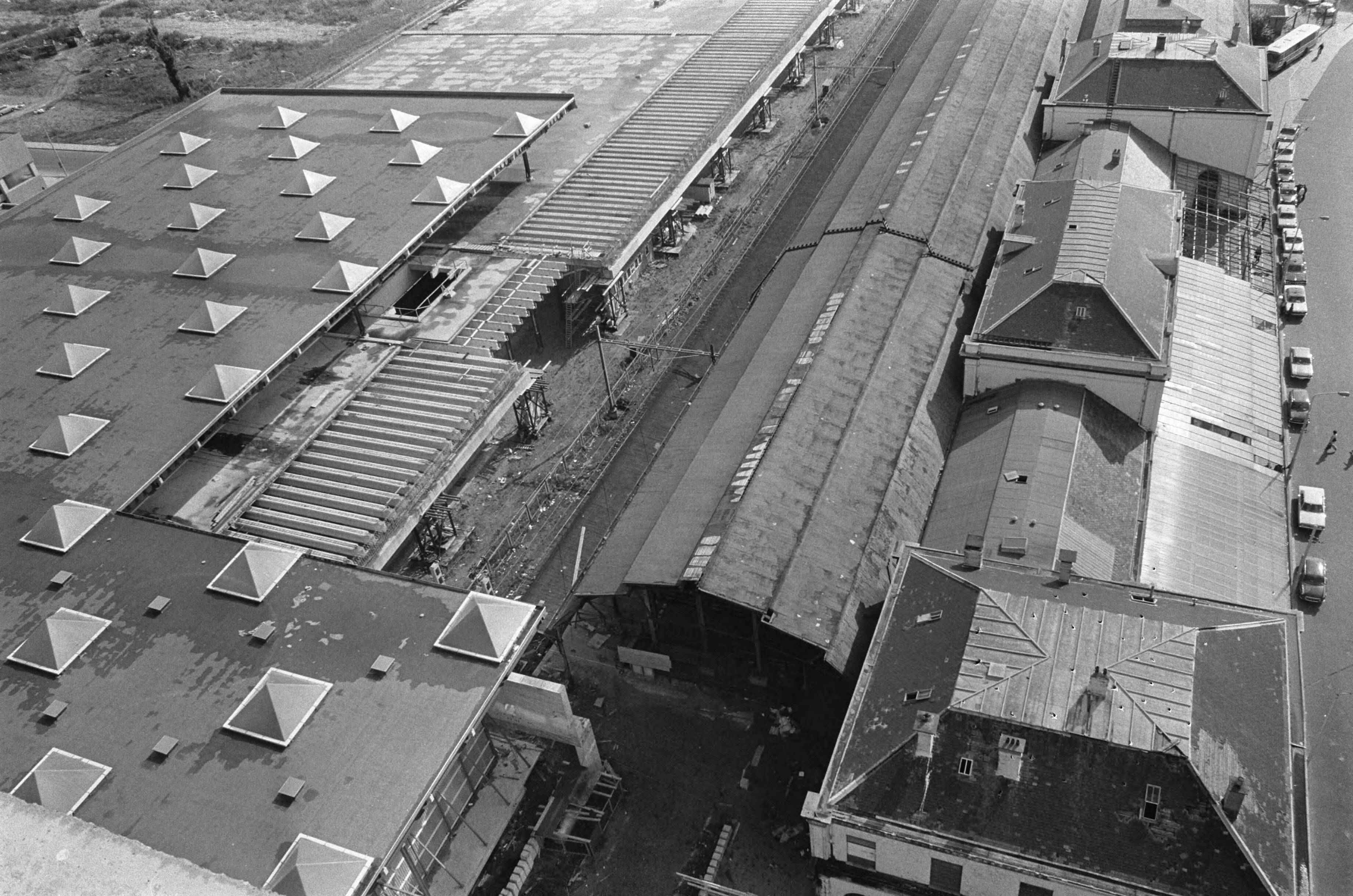 Fotocollectie Anefo — Station NS te Den Haag , als vervanging staatsspoor, geopend, nieuw station van bovenaf — Foto: Verhoeff, Bert / Anefo. Licentie: Set B: Rechtenvrij / Publiek Domein. Bron: Nationaal Archief. http://hdl.handle.net/10648/ac37ea42-d0b4-102d-bcf8-003048976d84
