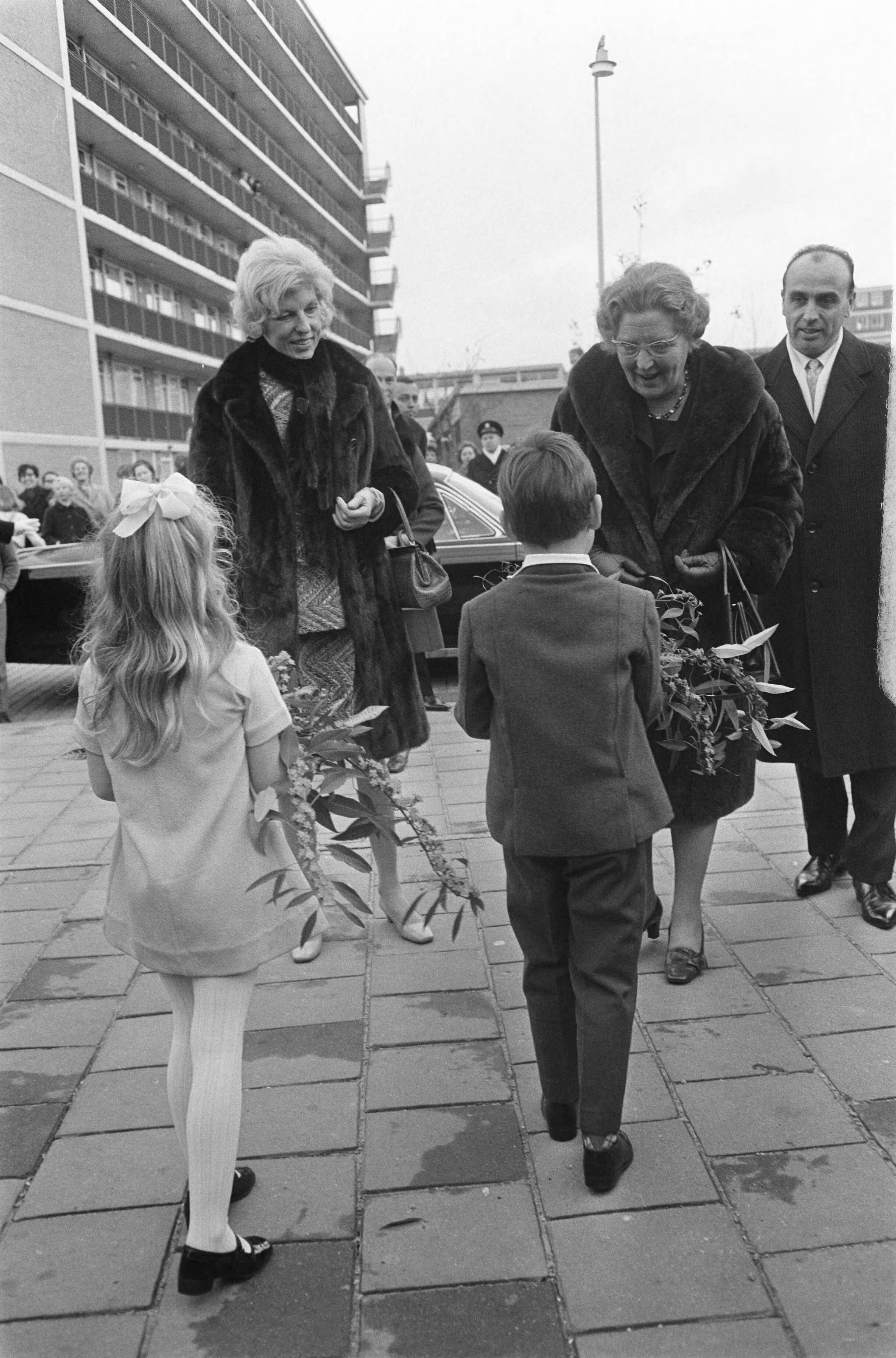 Fotocollectie Anefo — Koningin Juliana en mevrouw Pompidou bezoeken de Waalse school in Den Haag-Mariahoeve — Foto: Koch, Eric / Anefo. Licentie: Set B: Rechtenvrij / Publiek Domein. Bron: Nationaal Archief. http://hdl.handle.net/10648/ab8456c6-d0b4-102d-bcf8-003048976d84