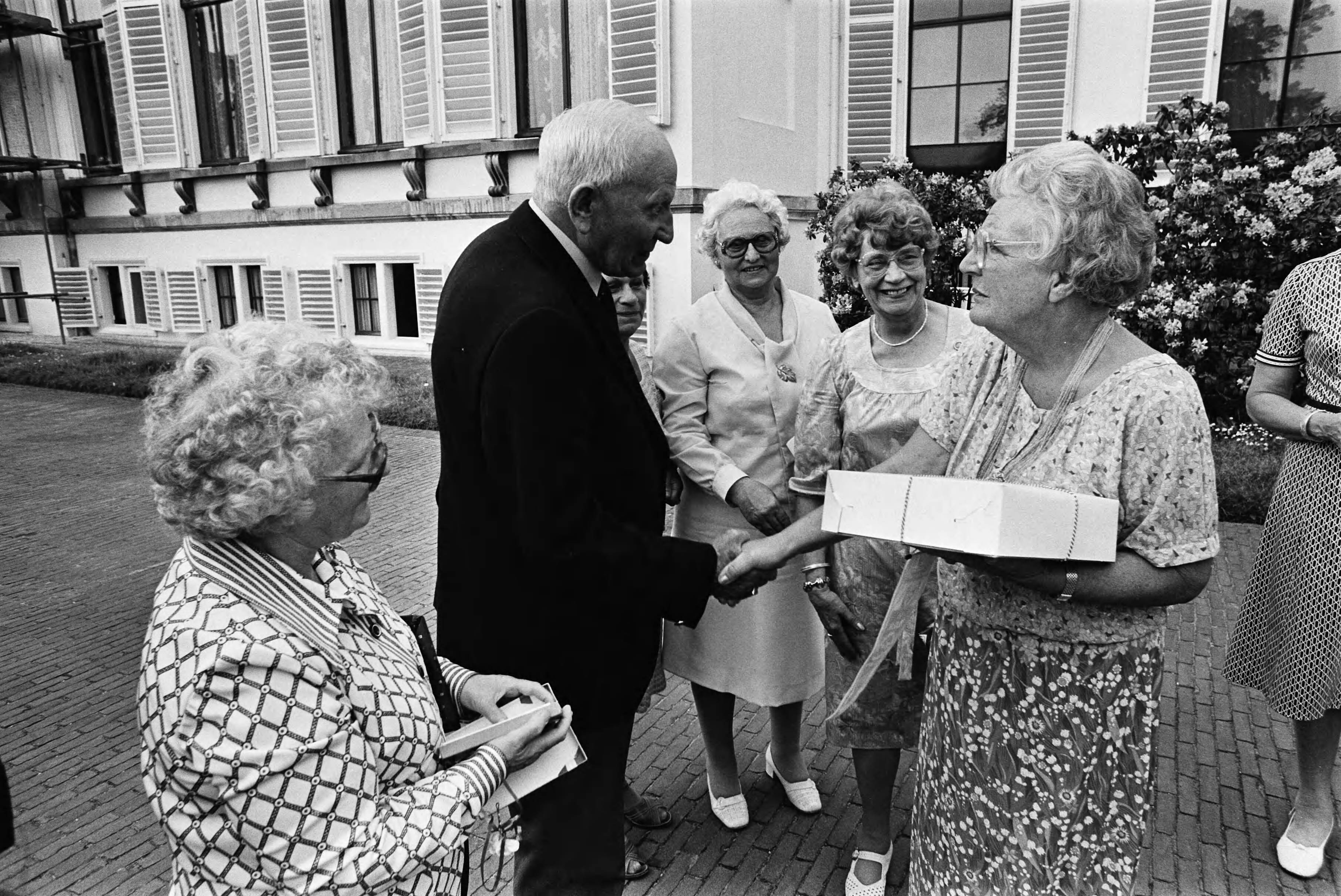 Fotocollectie Anefo — Traditionele bejaardendefile ter ere van Prinses Juliana op Soestdijk; Prinses Juliana begroet de bejaarden — Foto: Croes, Rob C. / Anefo. Licentie: Set B: Rechtenvrij / Publiek Domein. Bron: Nationaal Archief. http://hdl.handle.net/10648/acfd4b98-d0b4-102d-bcf8-003048976d84