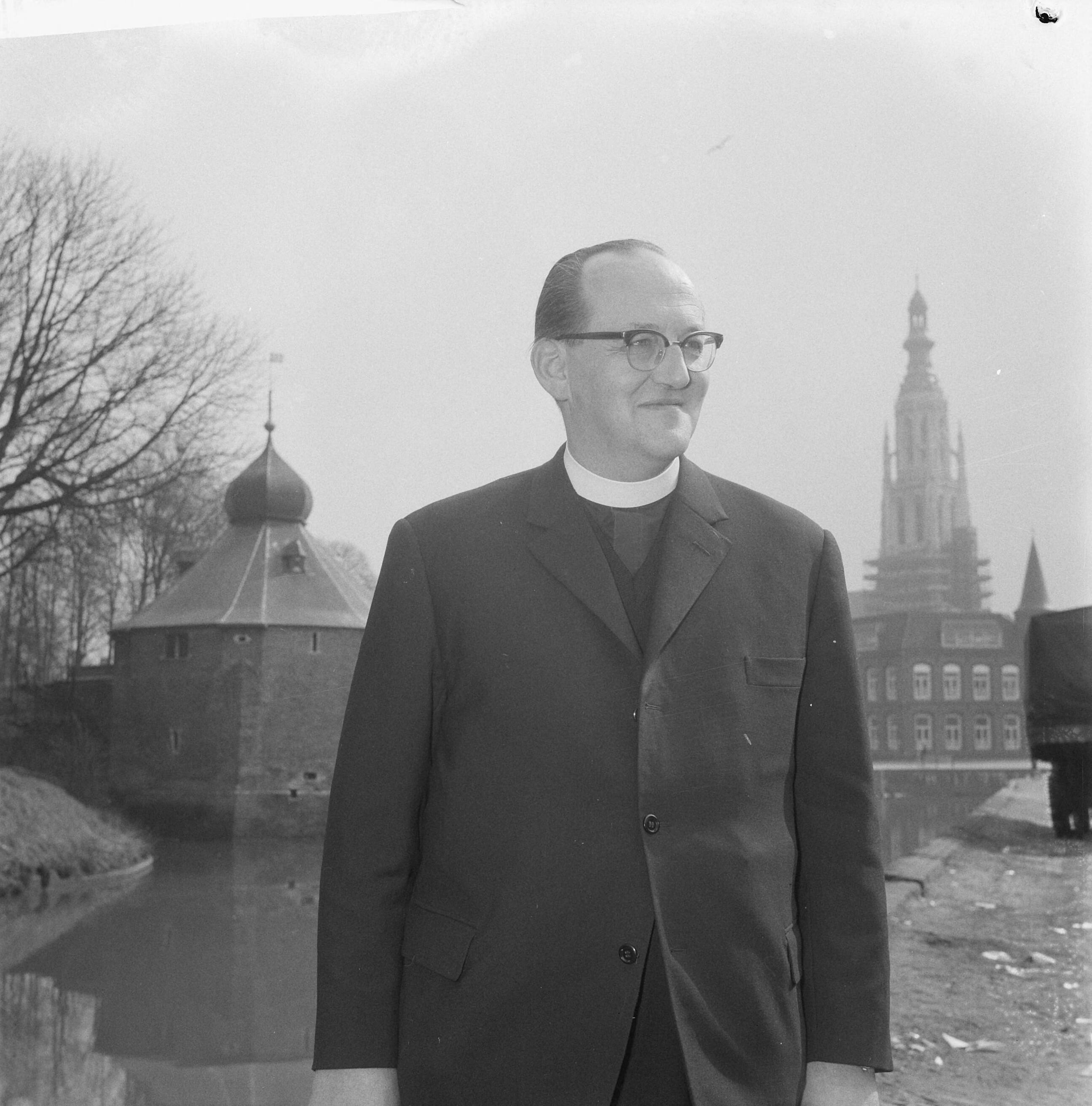 Fotocollectie Anefo — De nieuwe bisschop van Breda, mgr. G.H. de Vet — Foto: Nijs, Jac. de / Anefo. Licentie: Set B: Rechtenvrij / Publiek Domein. Bron: Nationaal Archief. http://hdl.handle.net/10648/a9fed3da-d0b4-102d-bcf8-003048976d84