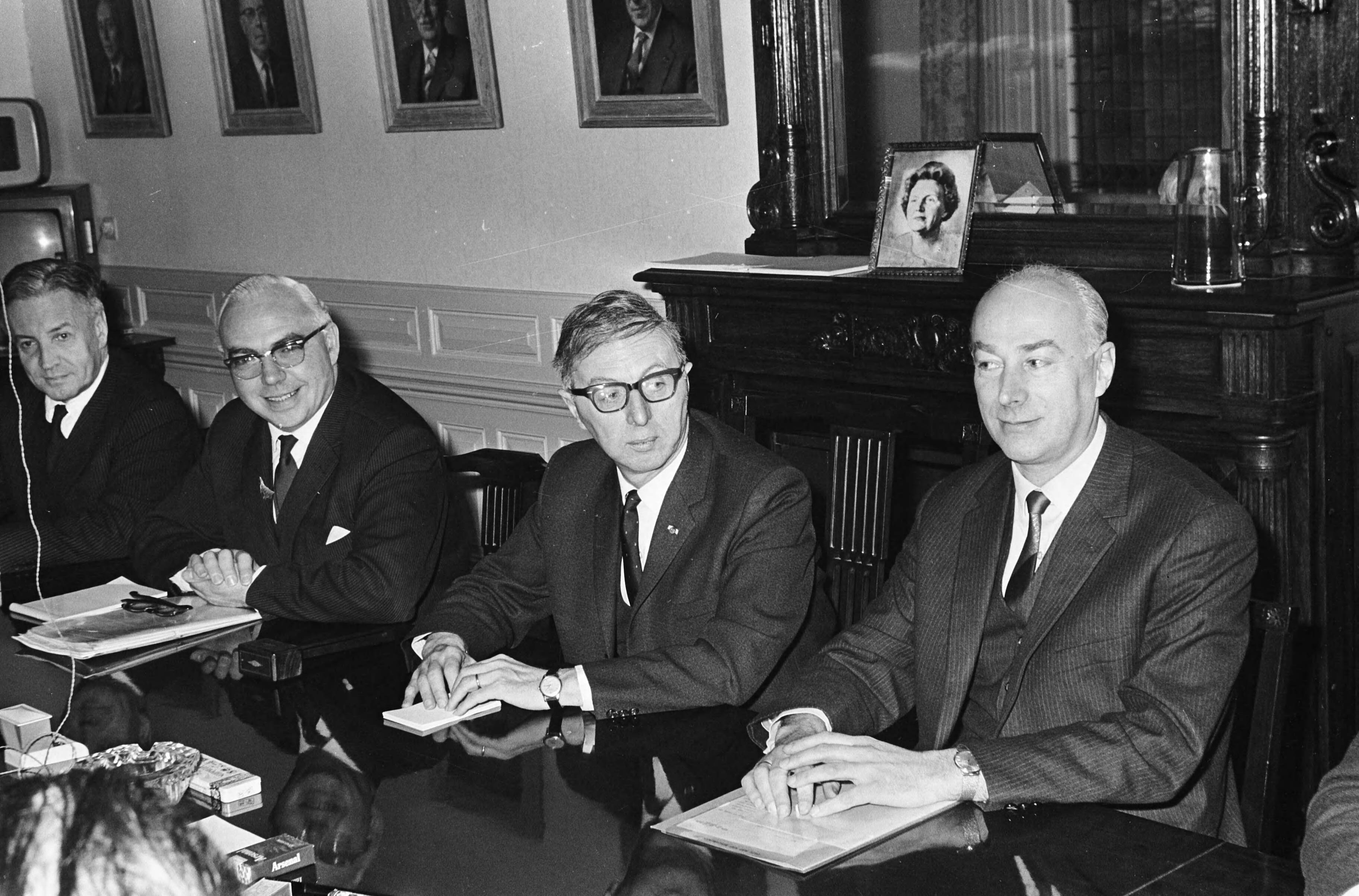 Fotocollectie Anefo — Overleg tussen regering en vertegenwoordigers van de werknemersorganisaties te Den Haag , v.l.n.r. de ministe Veldkamp, Zijlstra en Bakker — Foto: Evers, Joost / Anefo. Licentie: Set B: Rechtenvrij / Publiek Domein. Bron: Nationaal Archief. http://hdl.handle.net/10648/ab0d909a-d0b4-102d-bcf8-003048976d84