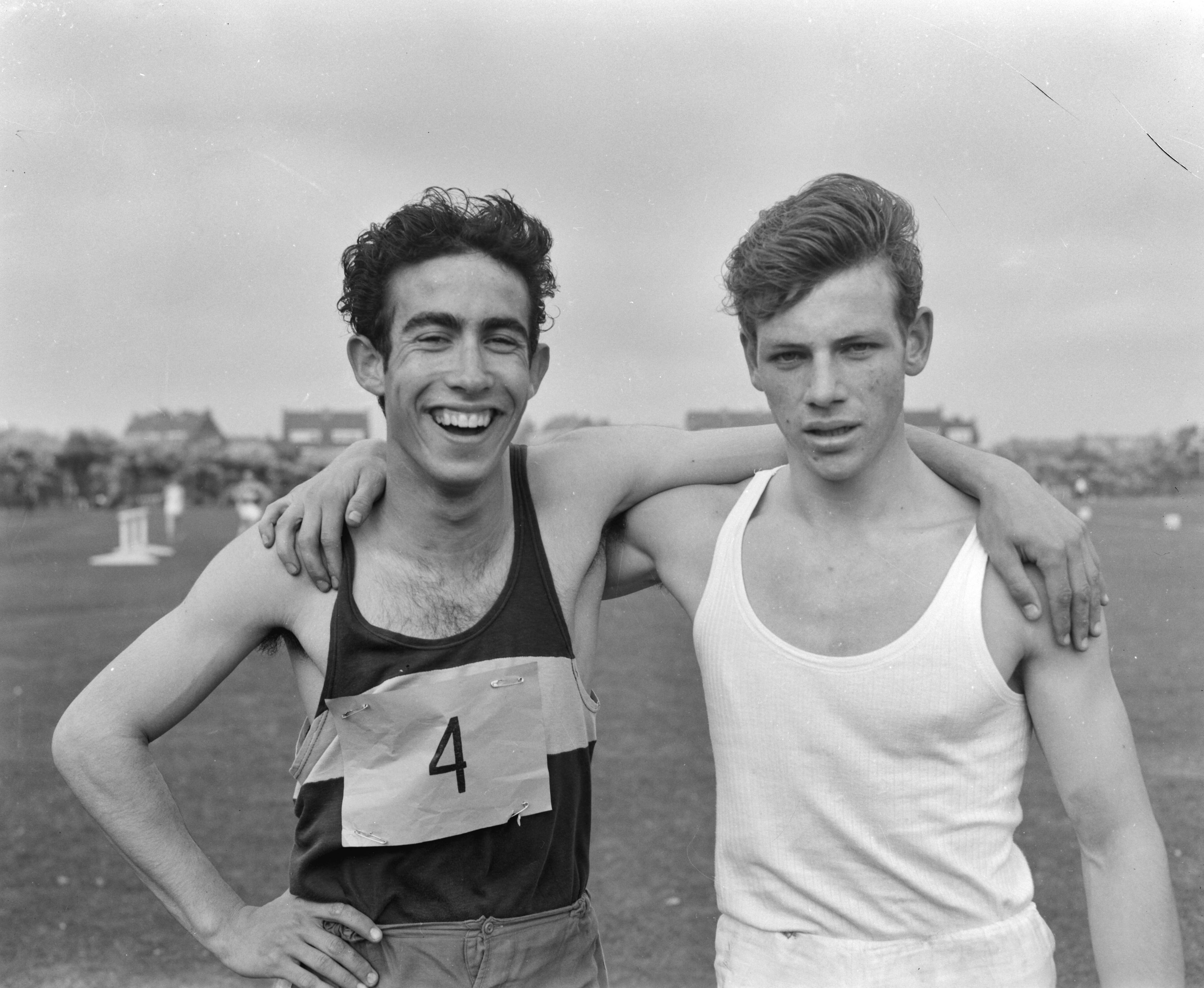 Fotocollectie Anefo — Atletiekwedstrijden Den Haag - Londen. Piet Tamminga (rechts) en A. Abrahams (links) — Foto: Bilsen, Joop van / Anefo. Licentie: Set B: Rechtenvrij / Publiek Domein. Bron: Nationaal Archief. http://hdl.handle.net/10648/a9dd90f8-d0b4-102d-bcf8-003048976d84